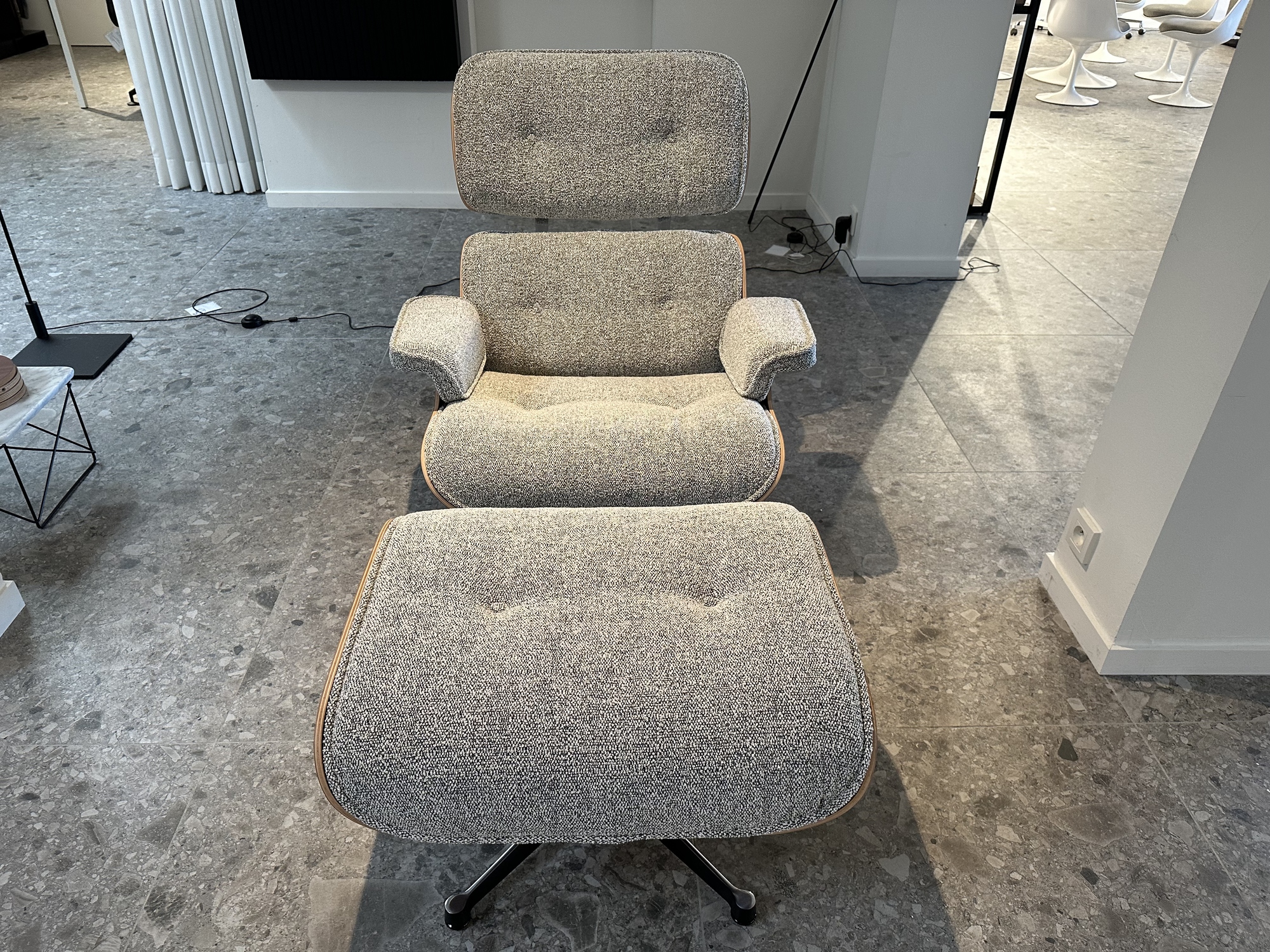 Vitra-lounge chair & ottoman Charles Eames in stof