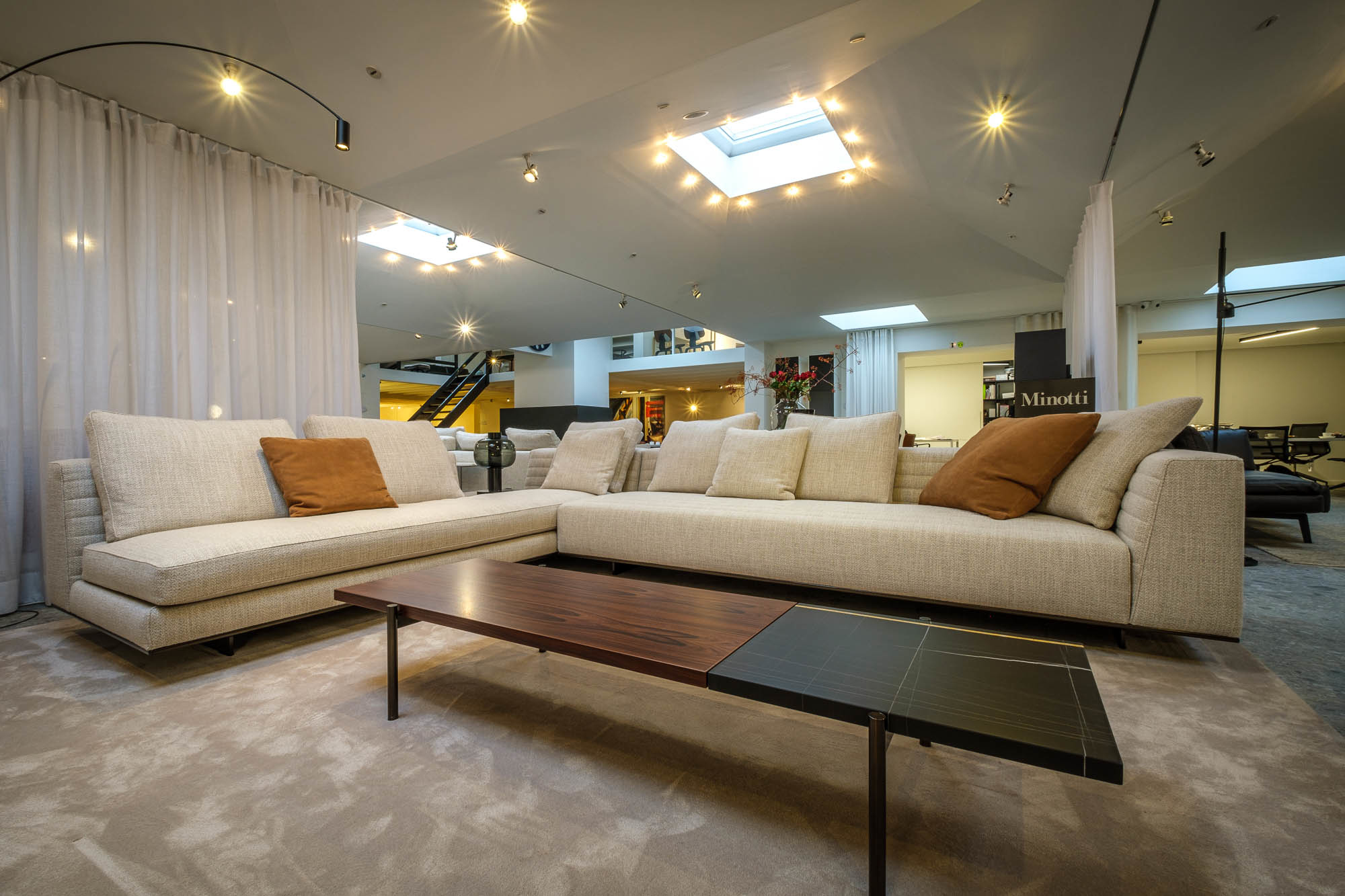 Minotti-hoeksalon Roger, inclusief salontafel en hoektafel in palisander