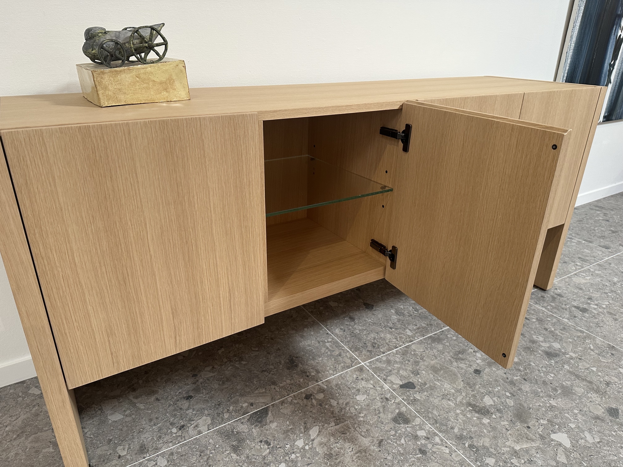 Emmemobili- 4 deurs kast massief eik (180x48xh80cm)
