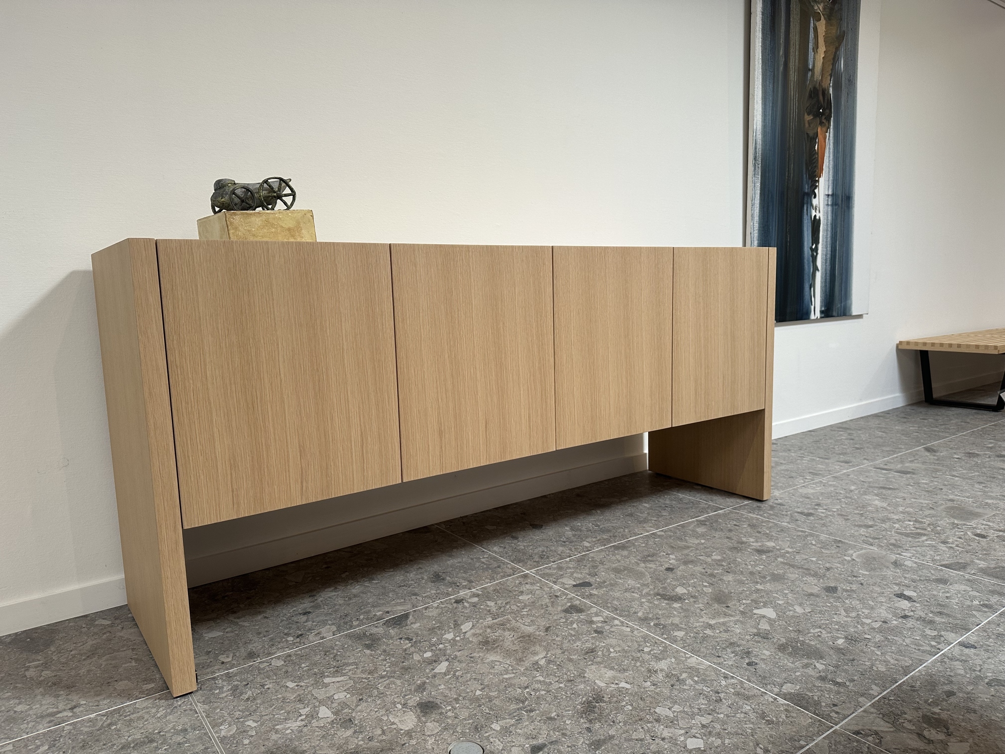 Emmemobili- 4 deurs kast massief eik (180x48xh80cm)