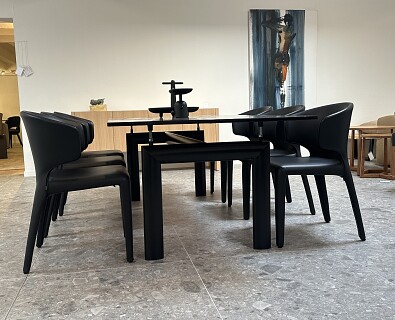 Casina- eettafel Le Corbusier met gegolfd zwart doorzichtig glas -25%