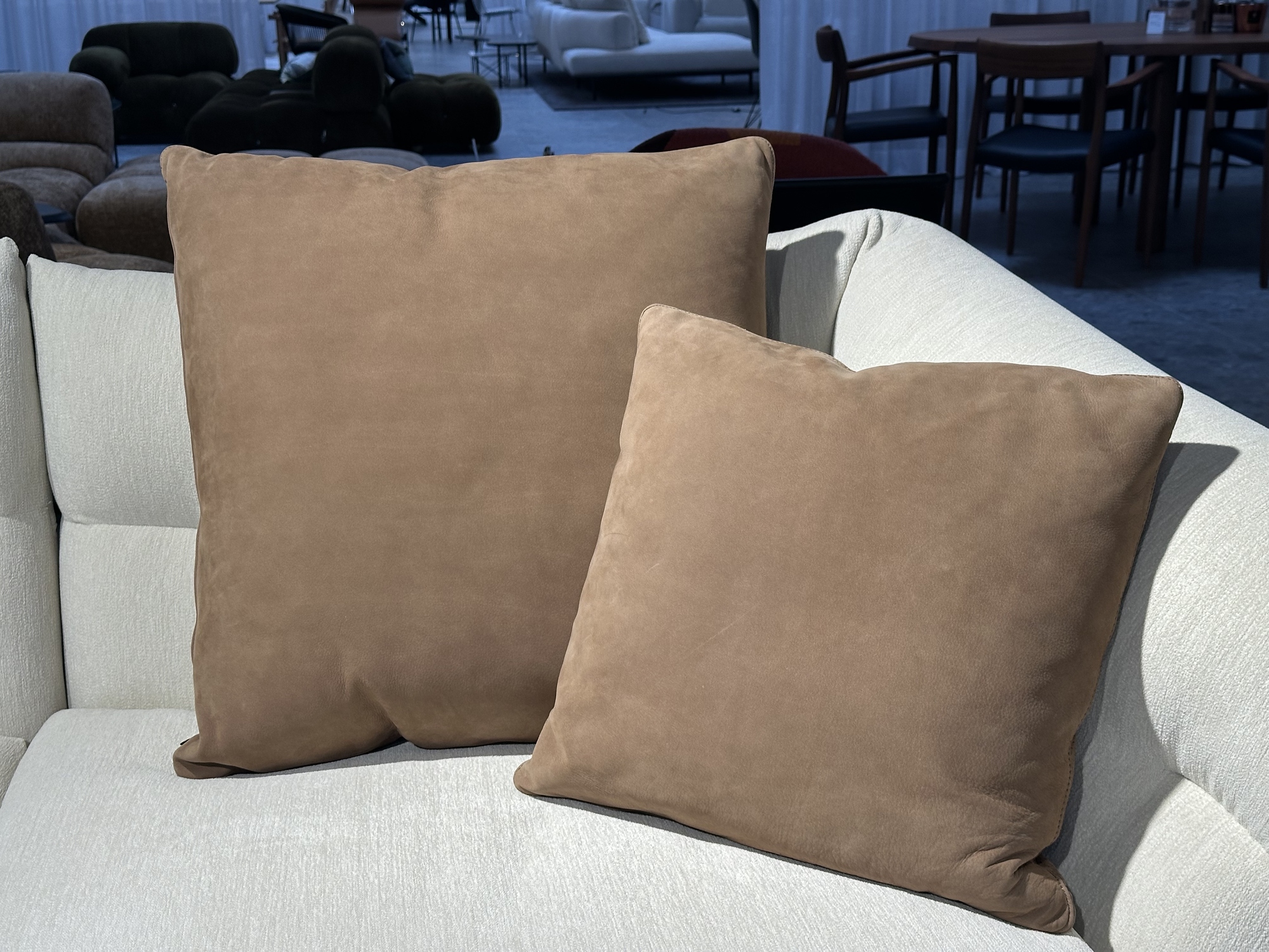 Minotti-2 decoratieve kussens in Nubuk Visione