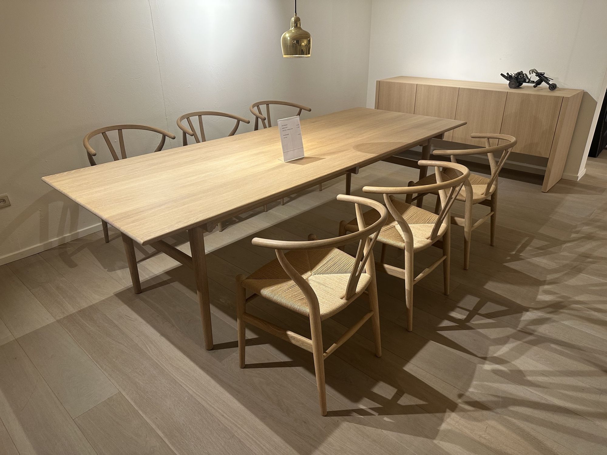 Carl Hansen- eettafel met 6 armstoelen en een buffetkast in eik natuur