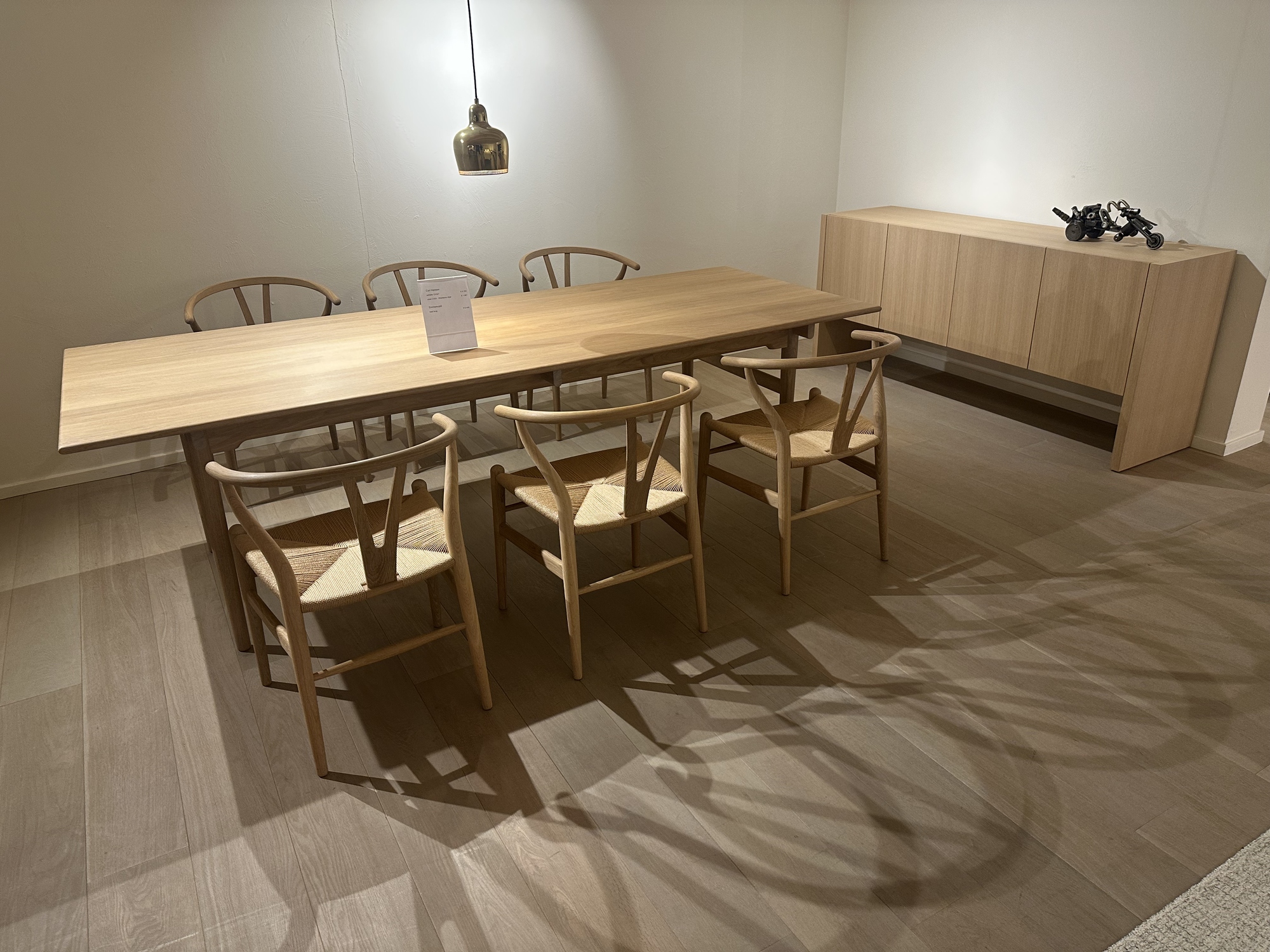 Carl Hansen- eettafel met 6 armstoelen en een buffetkast in eik natuur