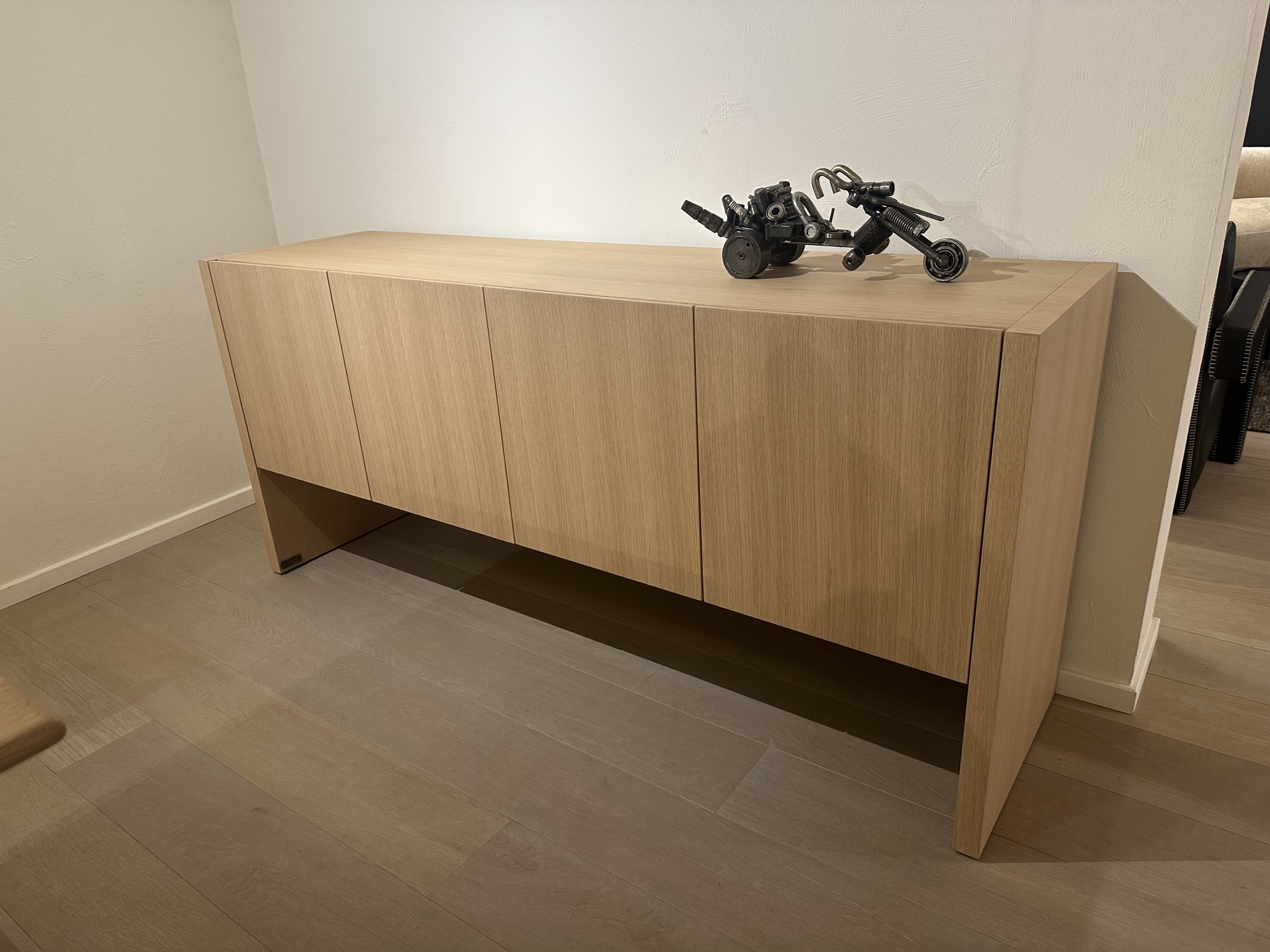 Carl Hansen- eettafel met 6 armstoelen en een buffetkast in eik natuur