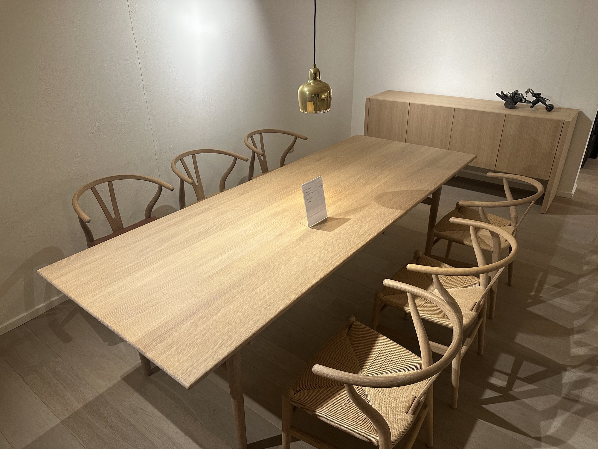 Carl Hansen- eettafel met 6 armstoelen en een buffetkast in eik natuur