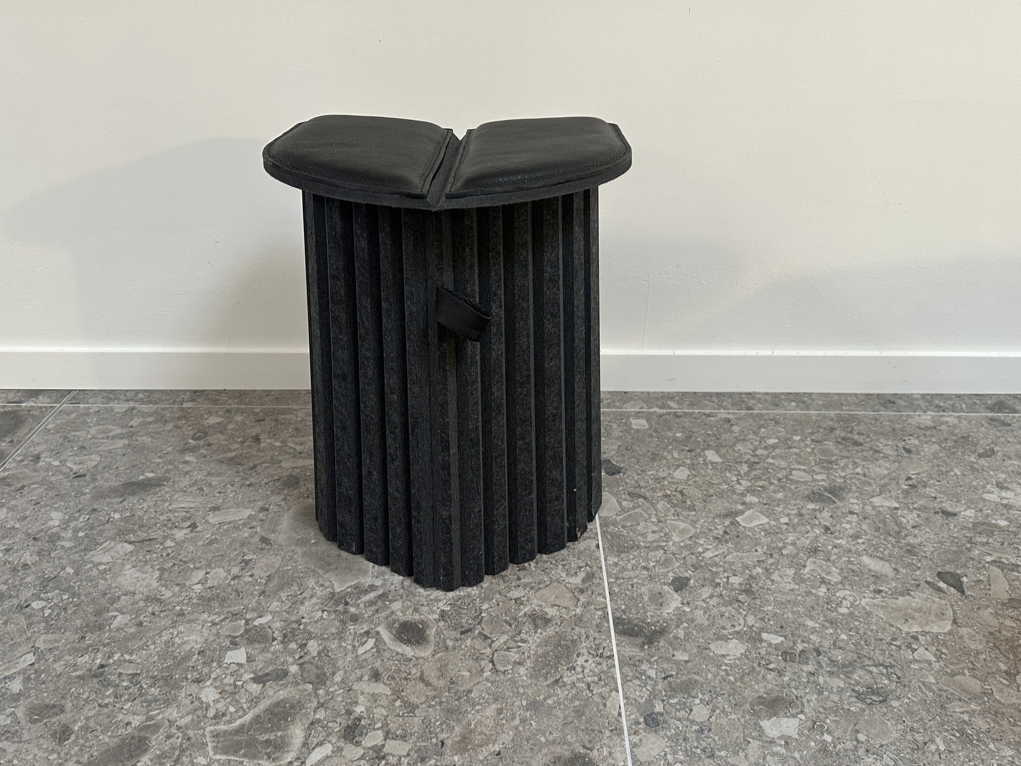 De Sede - opplooibaar krukje/voetsteun in vilt en zwart leder