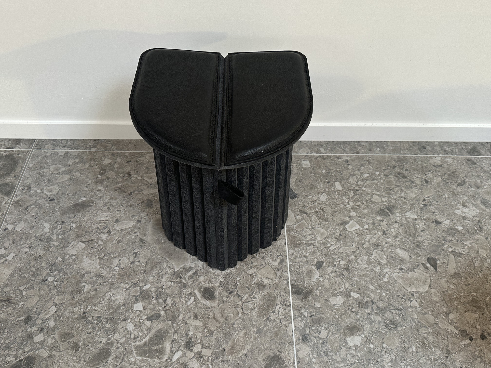 De Sede - opplooibaar krukje/voetsteun in vilt en zwart leder