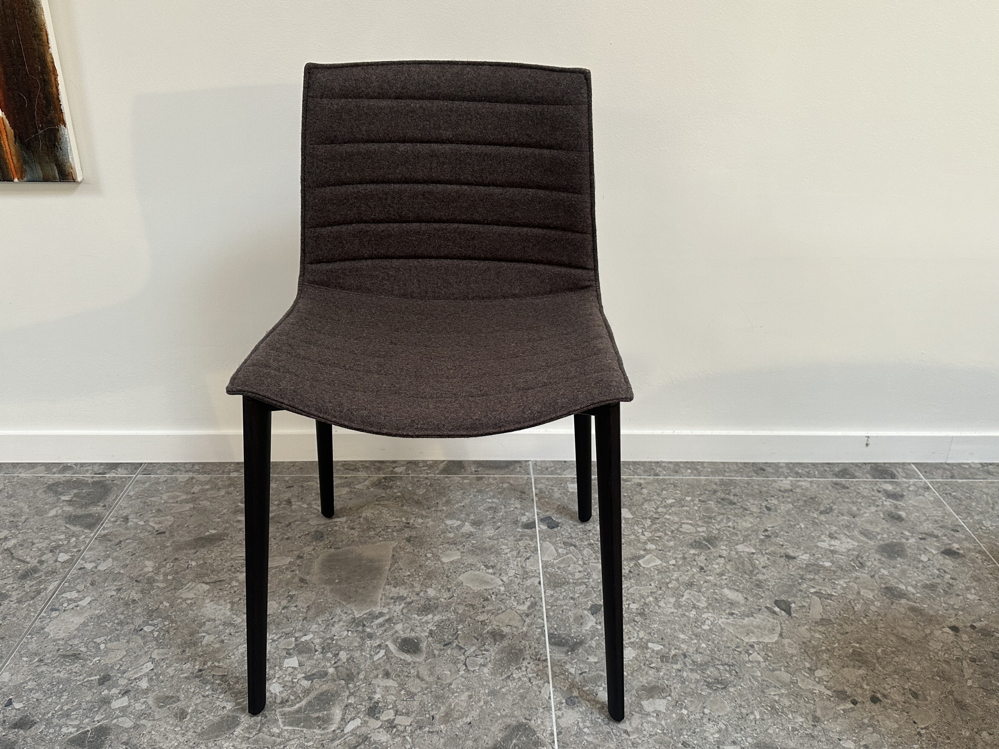 Arper- stoel Catifa 46 in stof vilt Divina