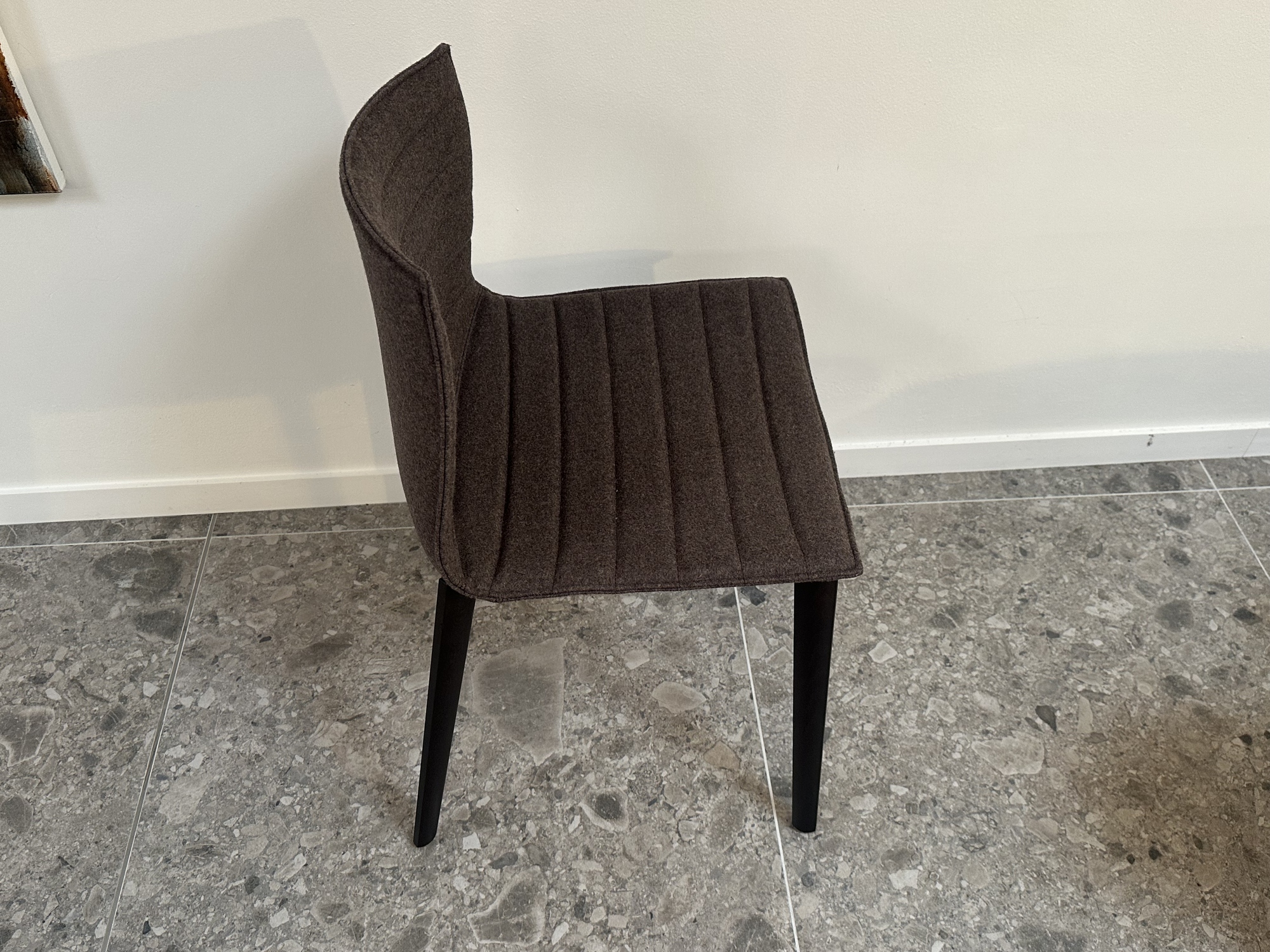 Arper- stoel Catifa 46 in stof vilt Divina