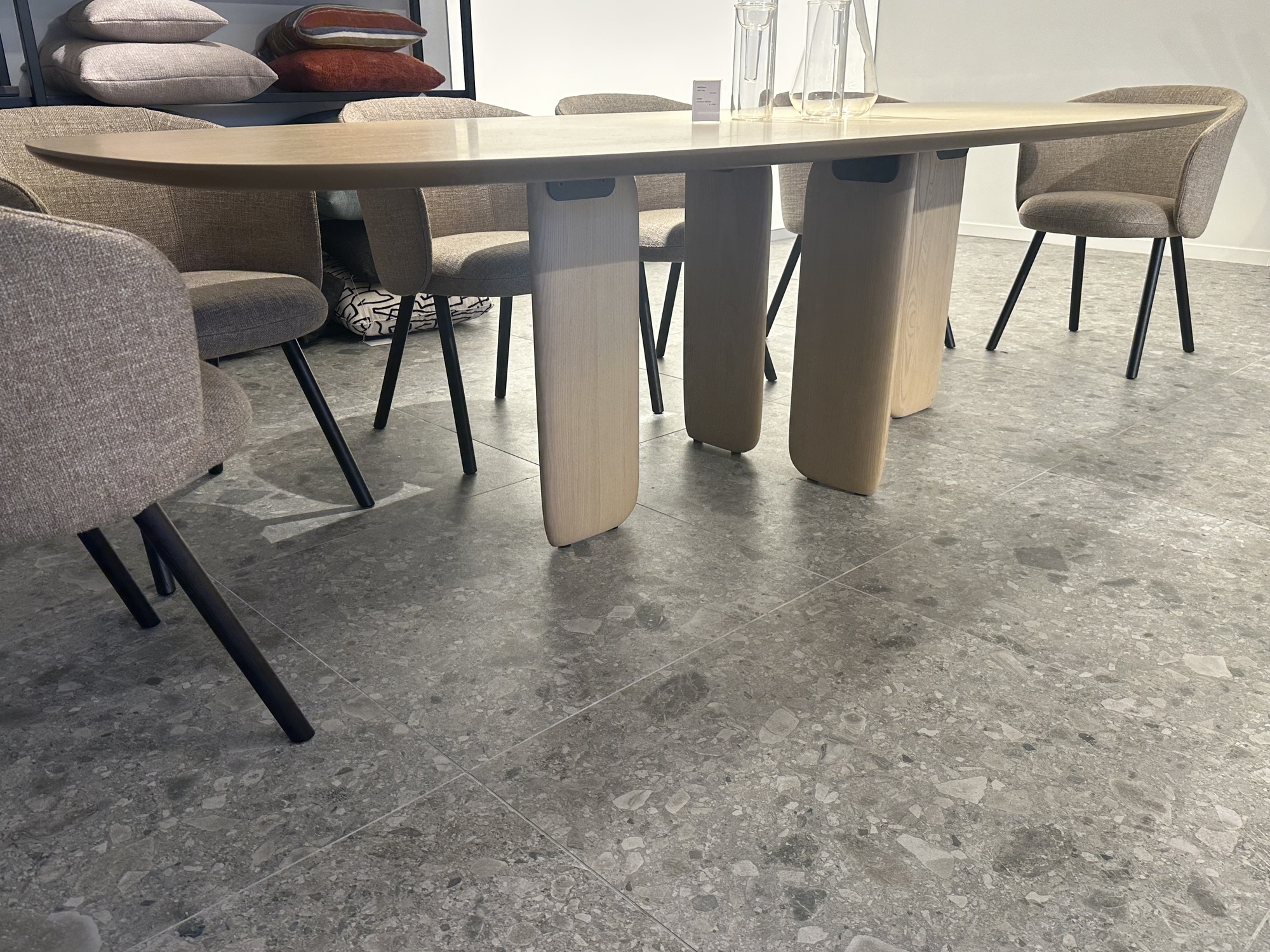 Kristalia-eettafel Pala in essen getint europese eik