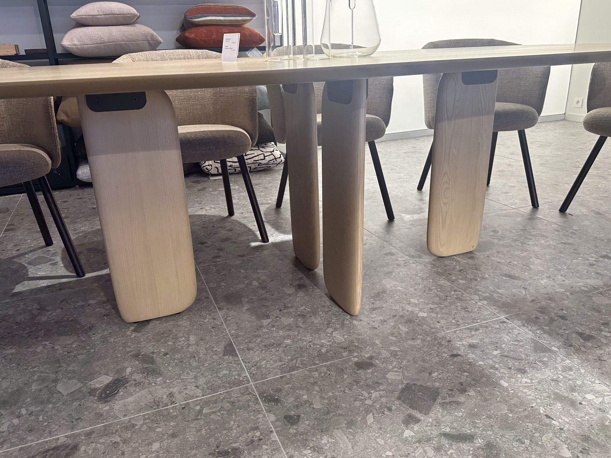 Kristalia-eettafel Pala in essen getint europese eik