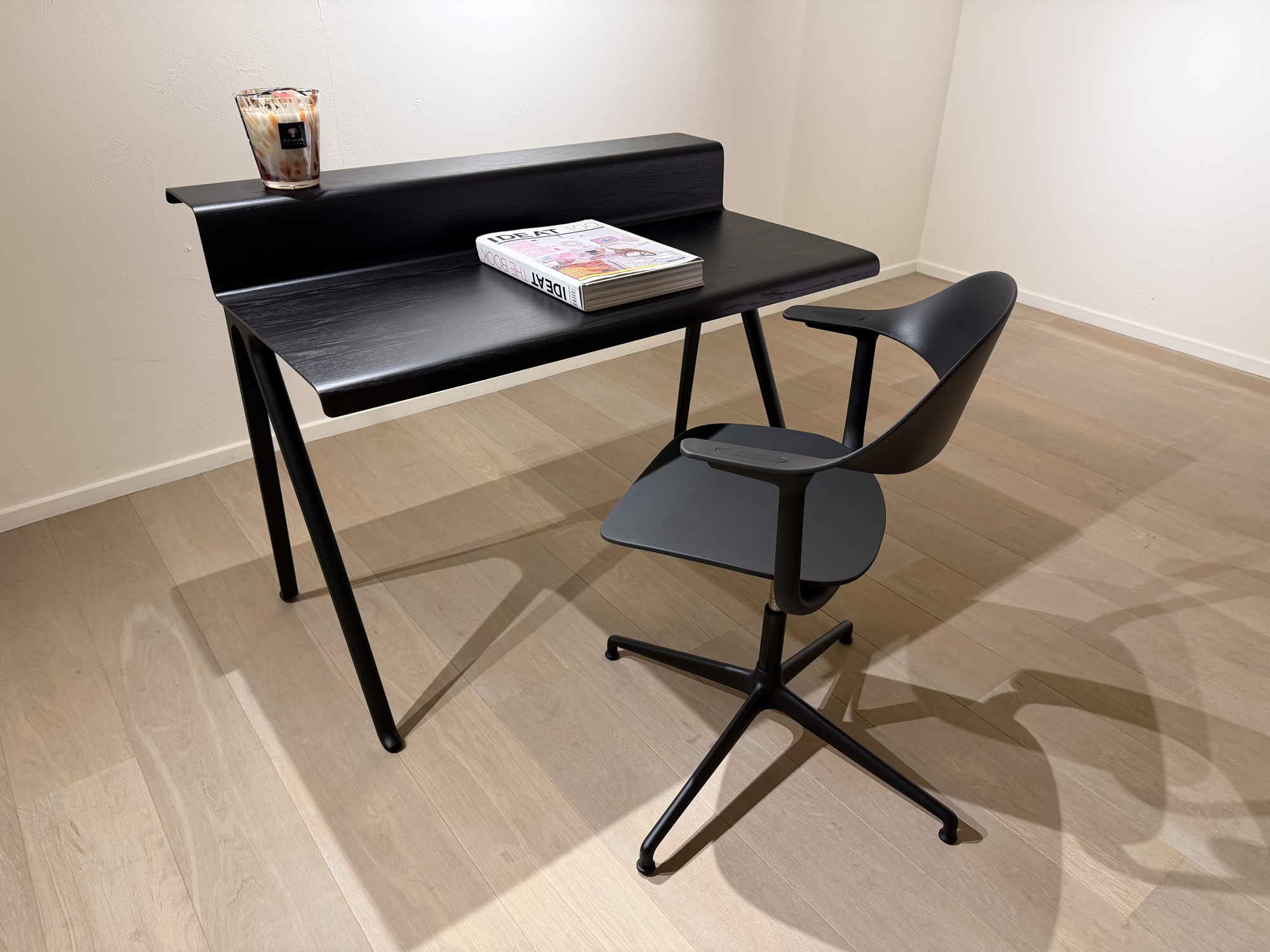 Vitra-bureau Courier met bureelstoel Mynt
