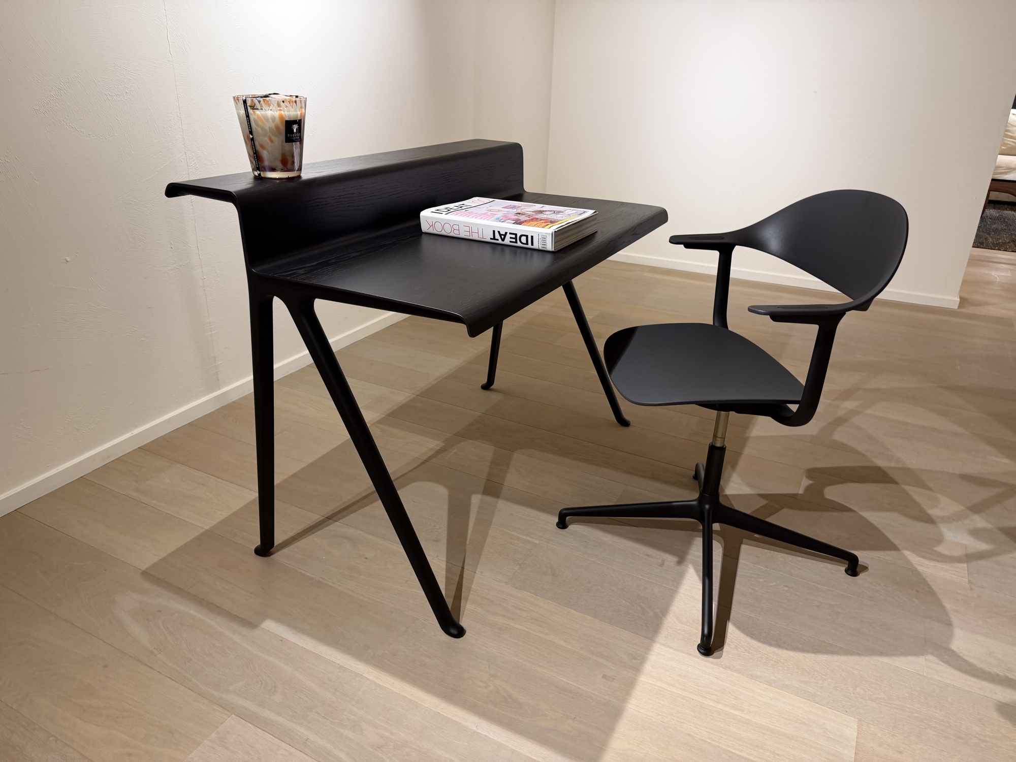 Vitra-bureau Courier met bureelstoel Mynt