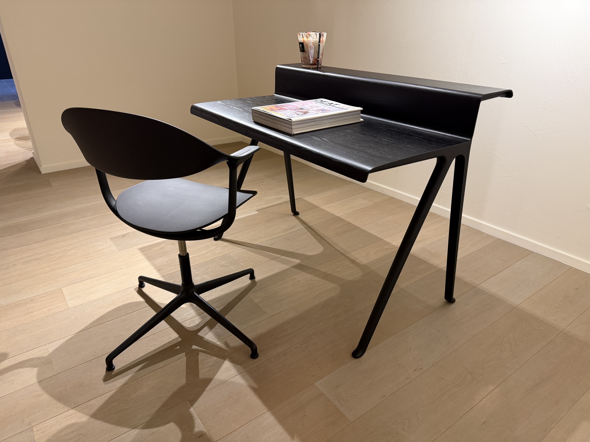 Vitra-bureau Courier met bureelstoel Mynt