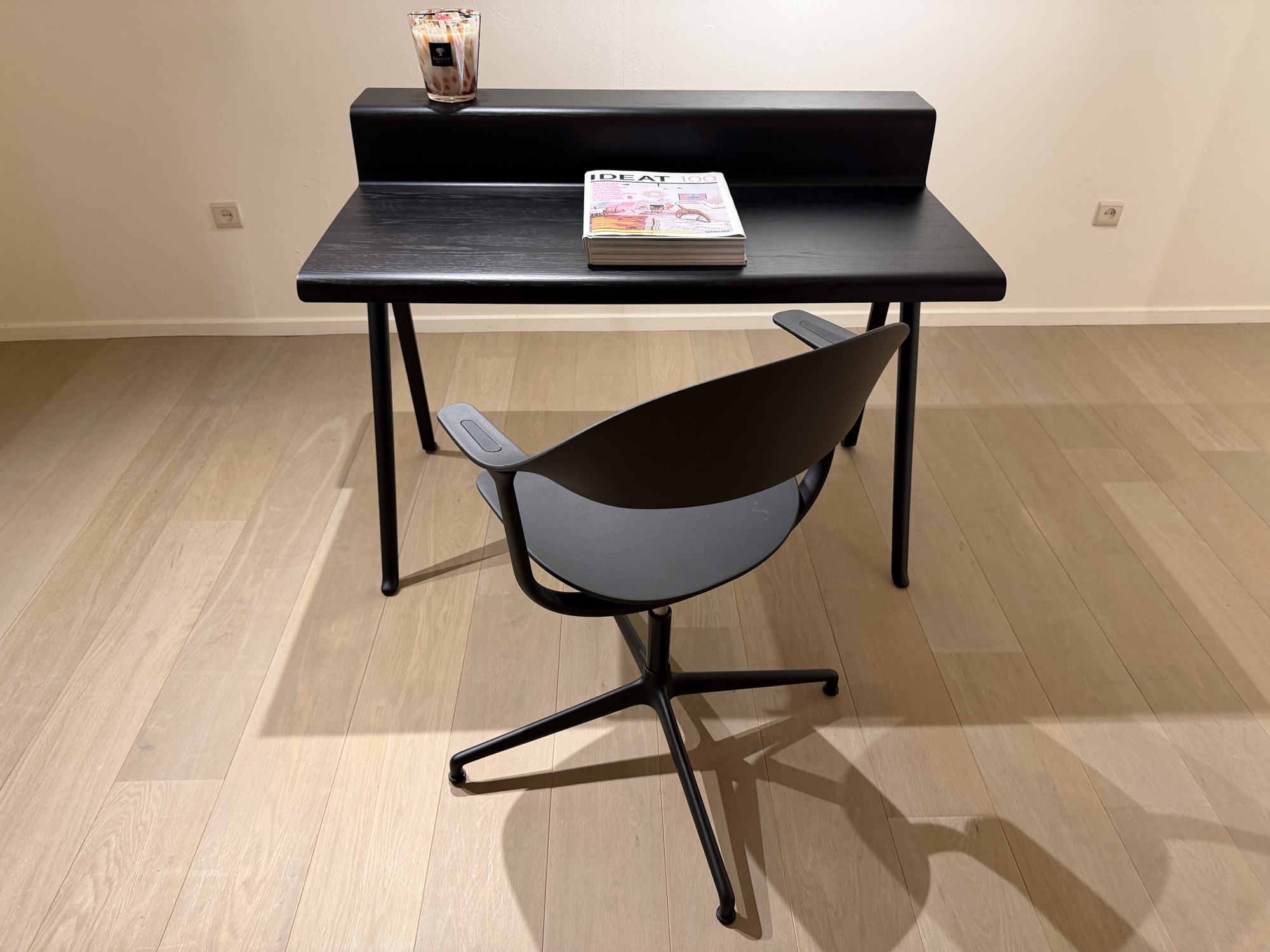 Vitra-bureau Courier met bureelstoel Mynt