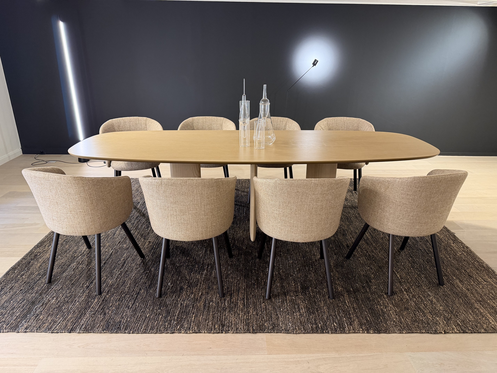 Kristalia-Vitra tafel in eik naturel met 8 armstoelen Mikado