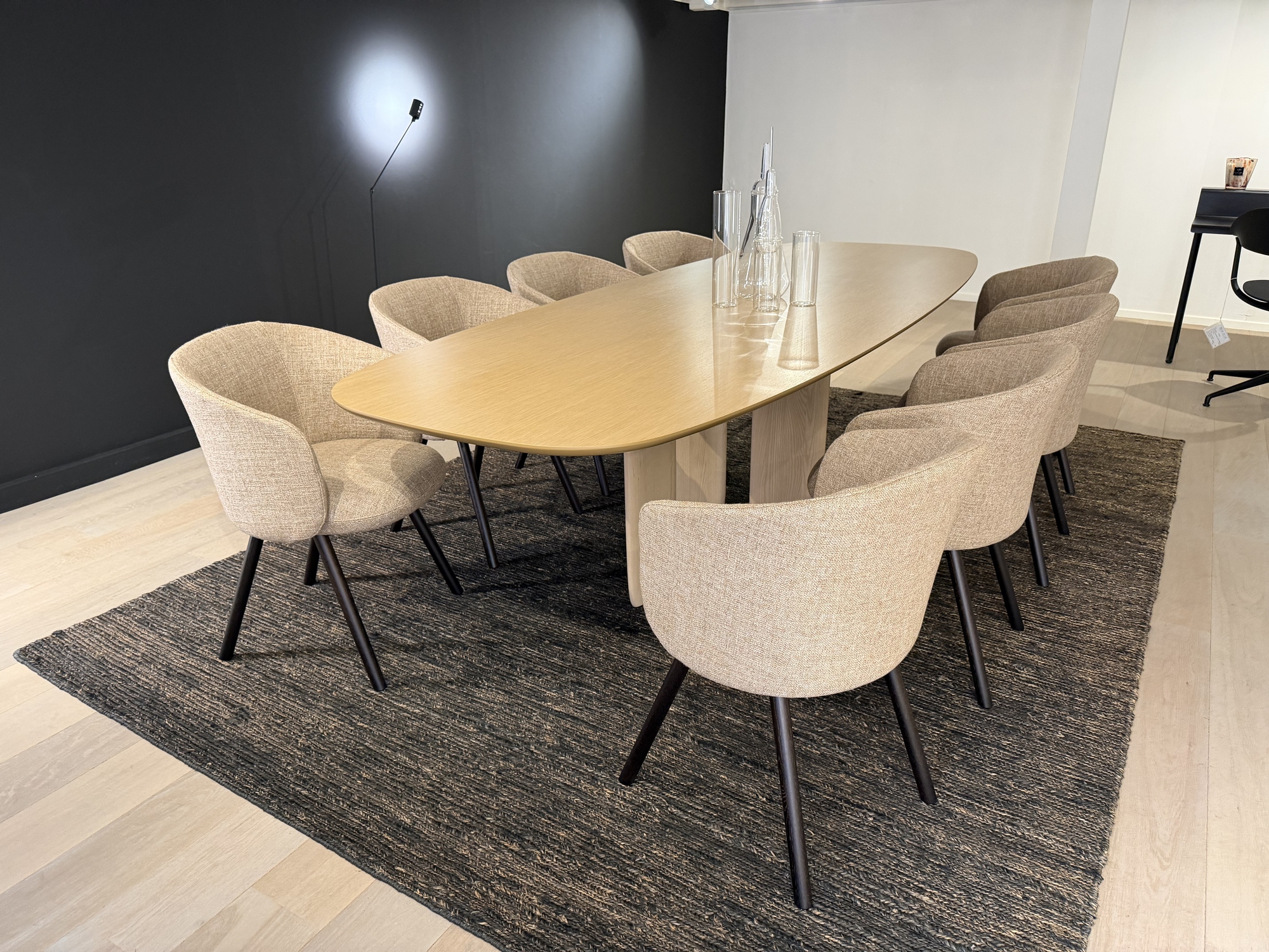Kristalia-Vitra tafel in eik naturel met 8 armstoelen Mikado