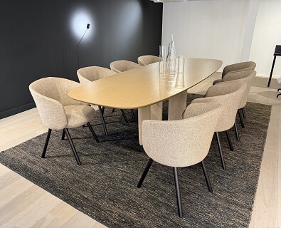 Kristalia-Vitra tafel in eik naturel met 8 armstoelen Mikado - 55%