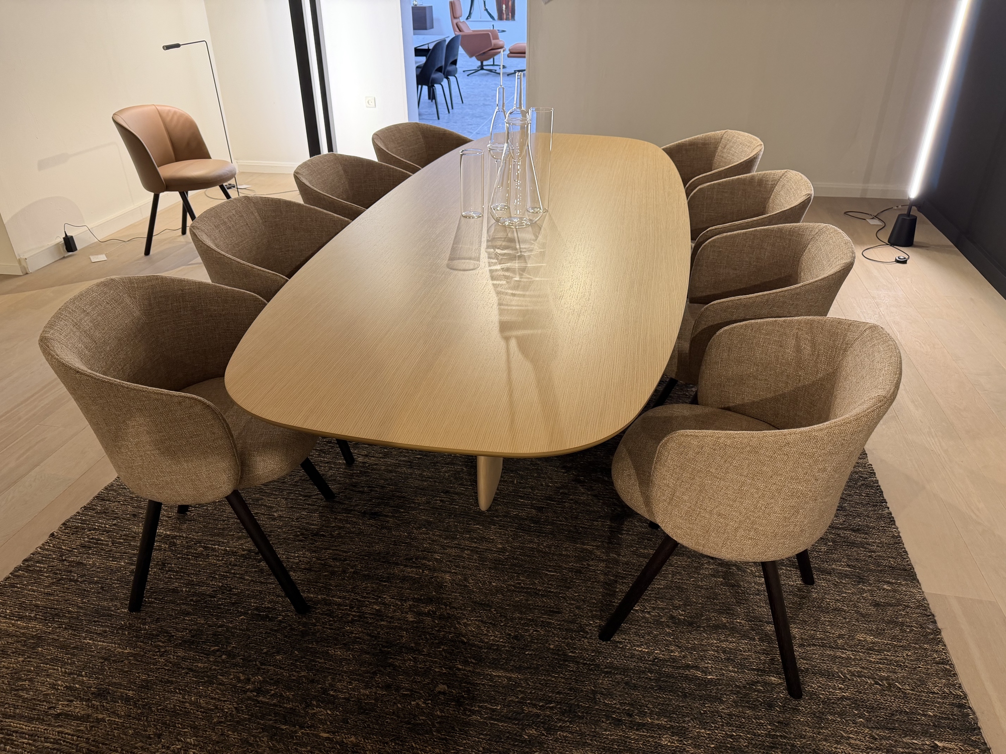 Kristalia-Vitra tafel in eik naturel met 8 armstoelen Mikado