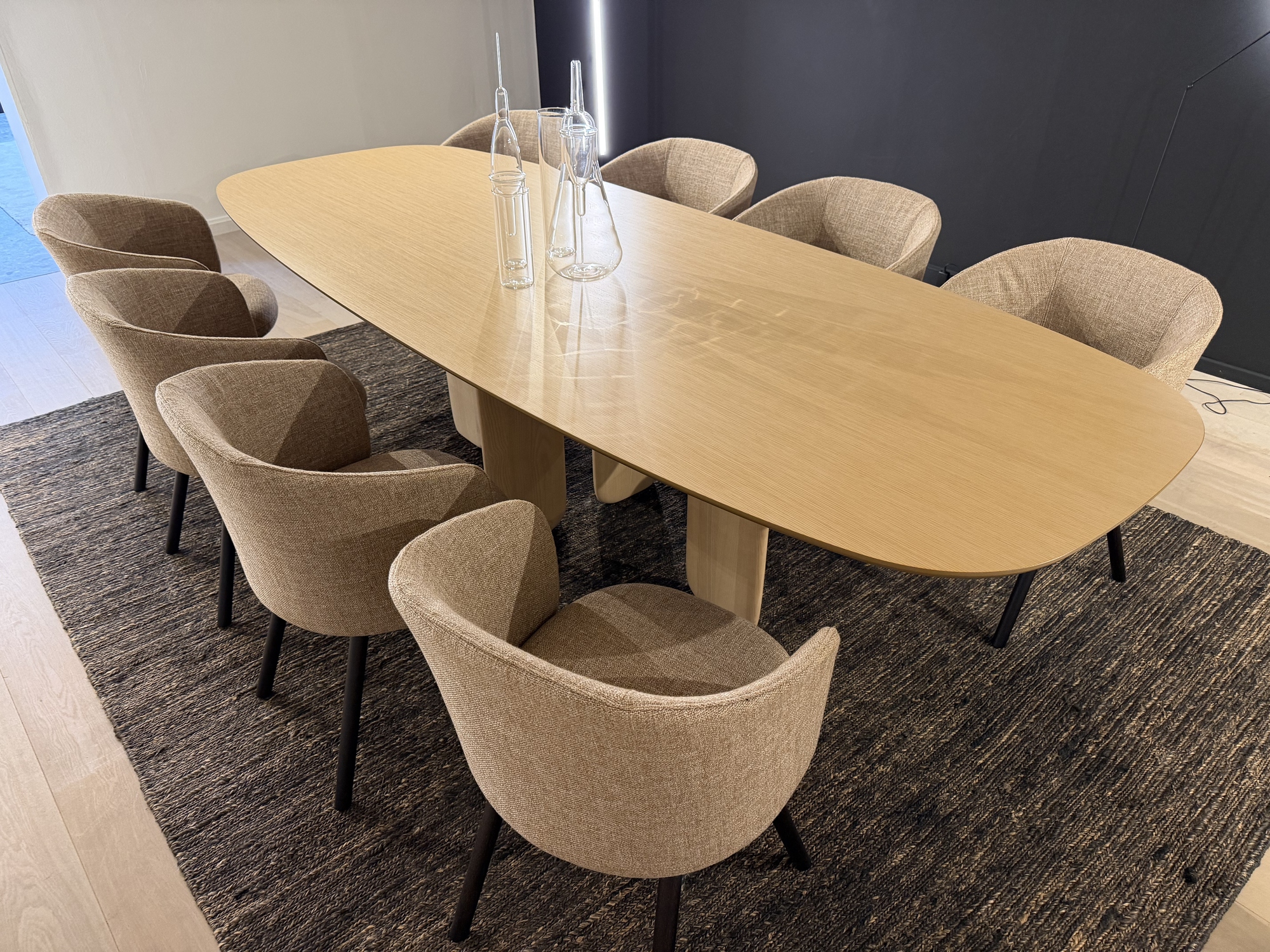 Kristalia-Vitra tafel in eik naturel met 8 armstoelen Mikado