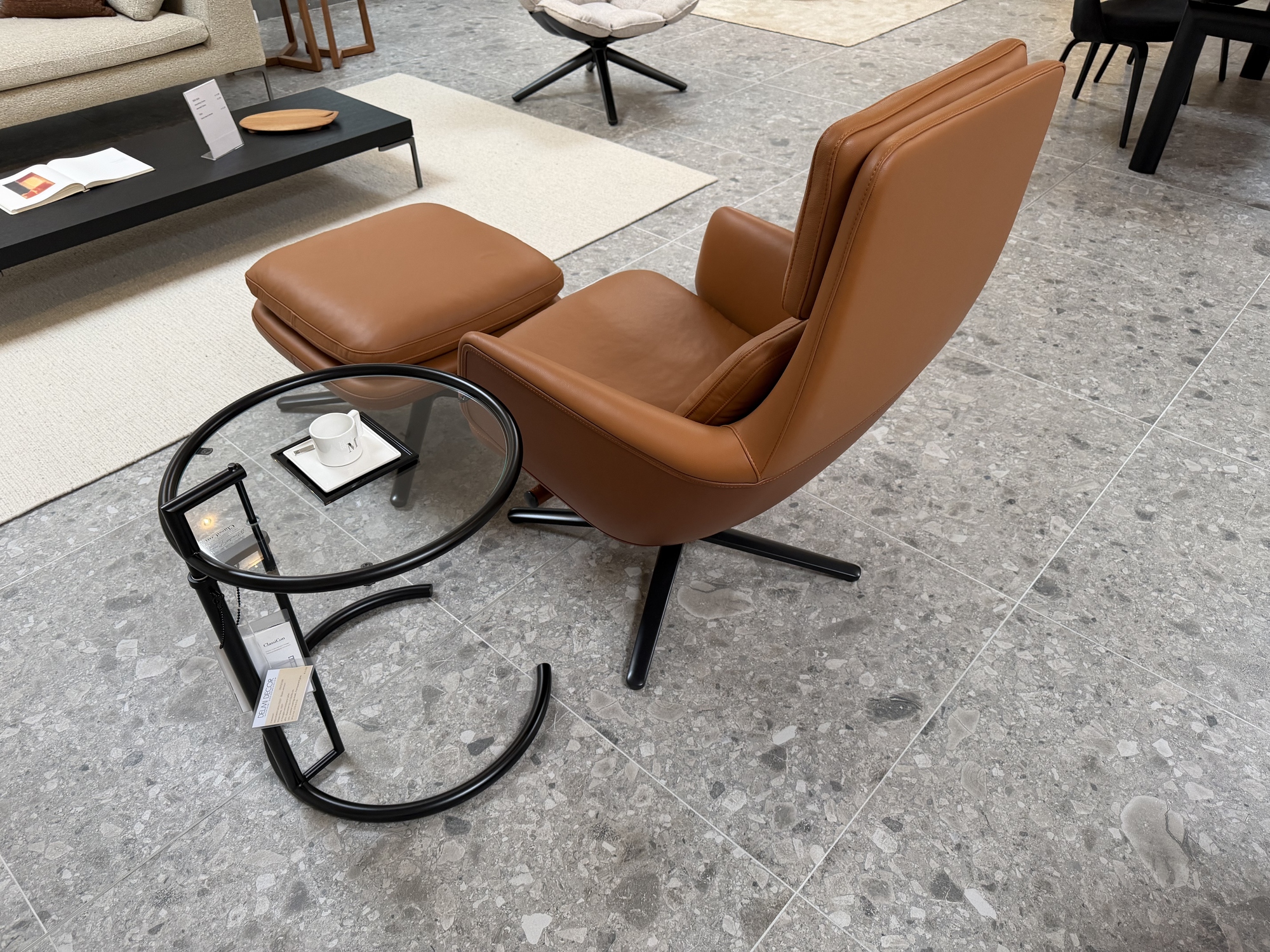 Vitra-Grand relax en ottoman leder cognac Premium