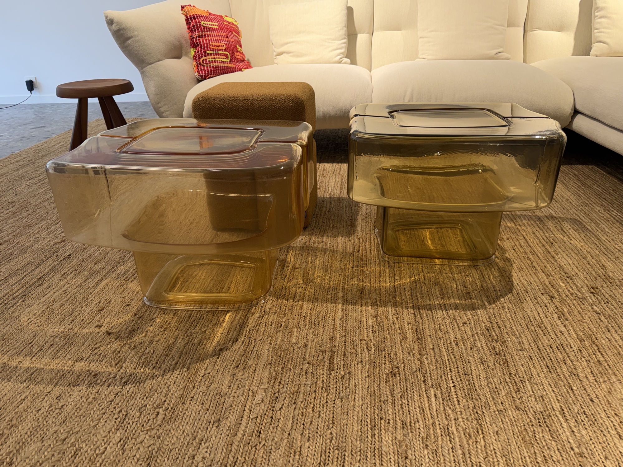 Cassina- 2 salontafels Fluid Joinery in gekleurd geblazen glas