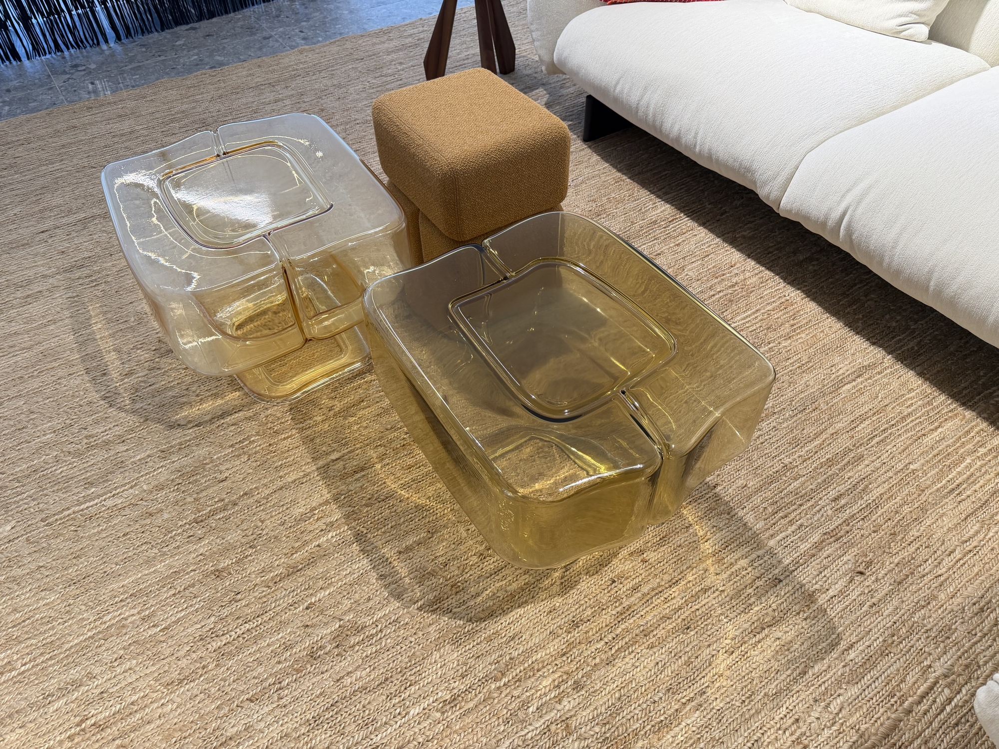 Cassina- 2 salontafels Fluid Joinery in gekleurd geblazen glas