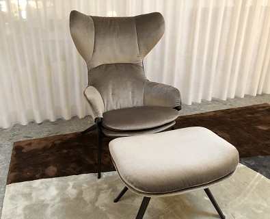 Cassina- hoge zetel met poef P22  - 40%