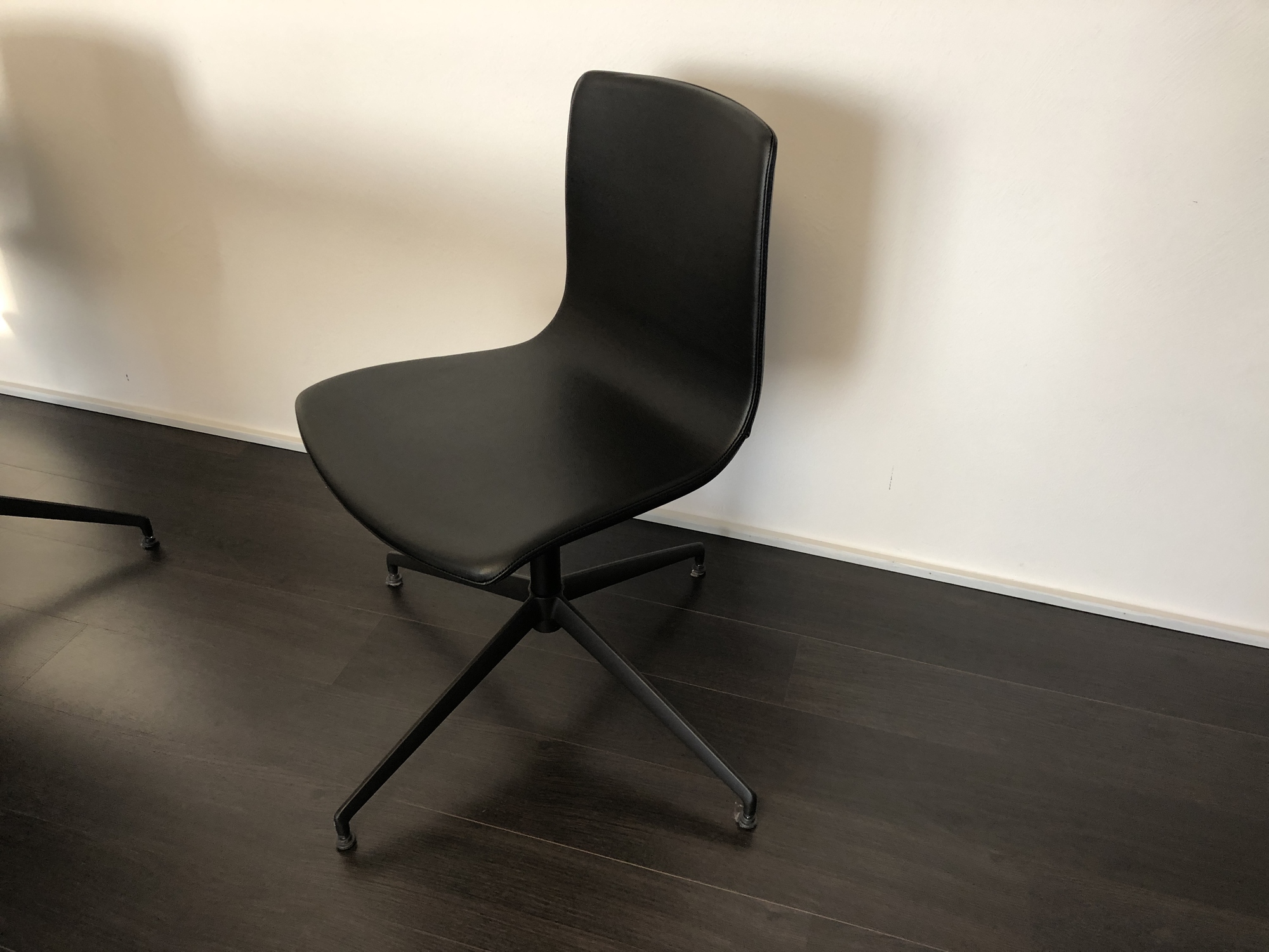 Arper-6 x draaibare stoel Aava zwart leer