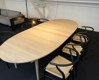 Carl Hansen-uitlengbare ovaal tafel met 6 armstoelen