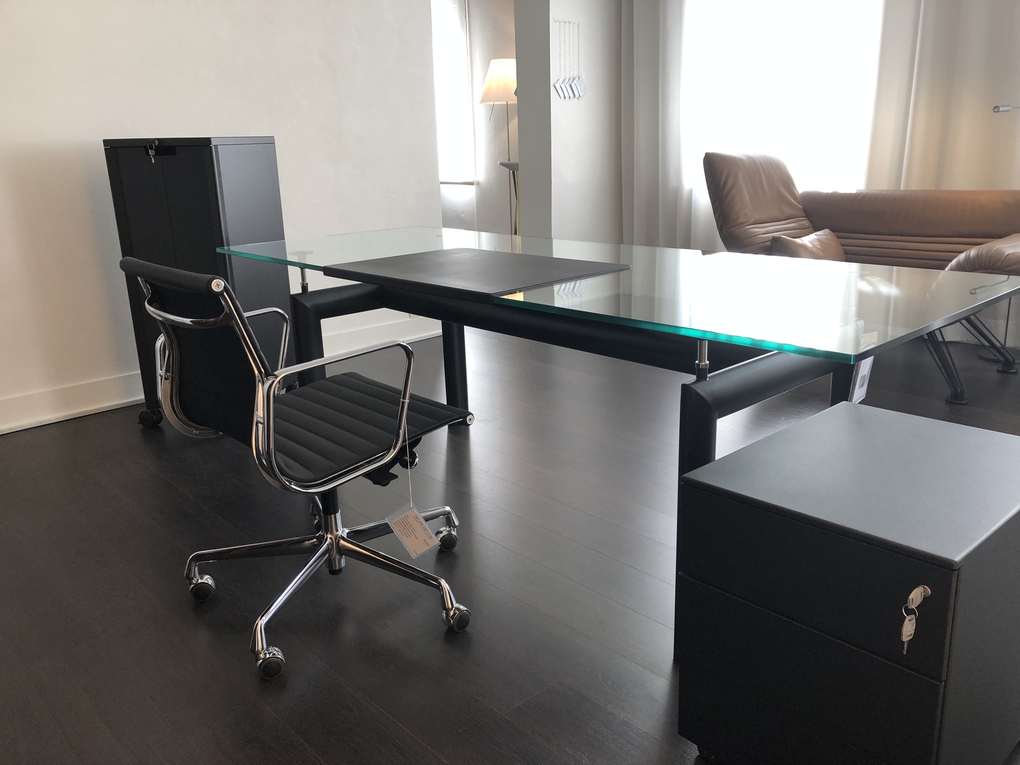 Vitra-Caddy 1,hoog metalen ladenblok zwart met 2 draaideuren