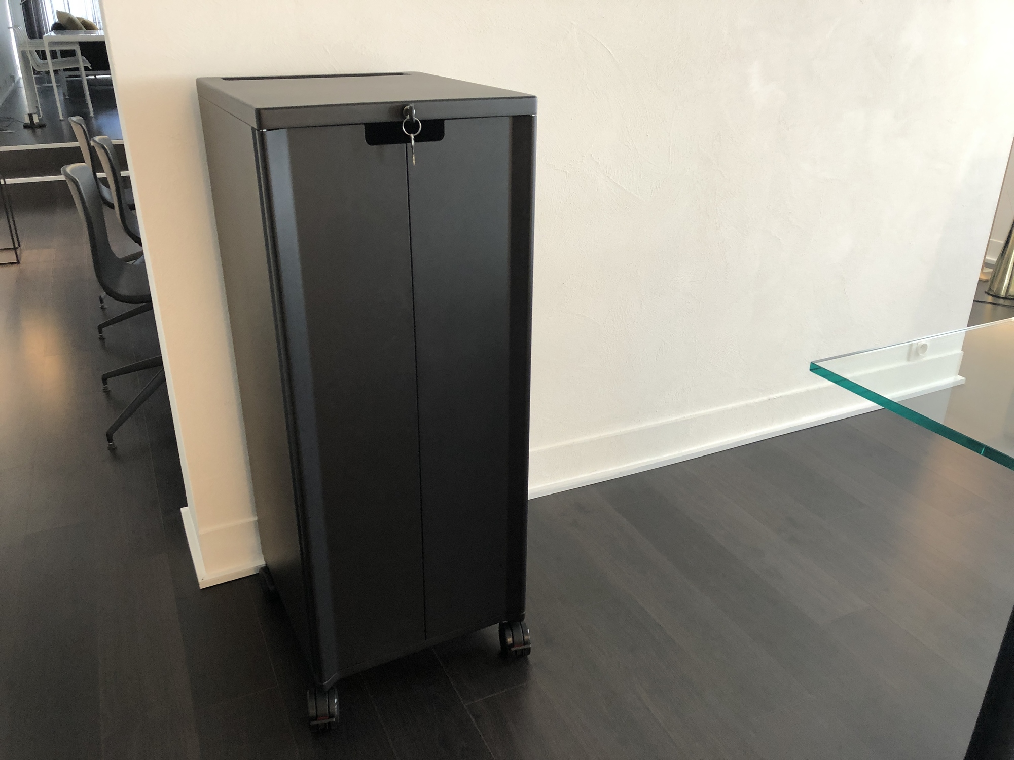 Vitra-Caddy 1,hoog metalen ladenblok zwart met 2 draaideuren