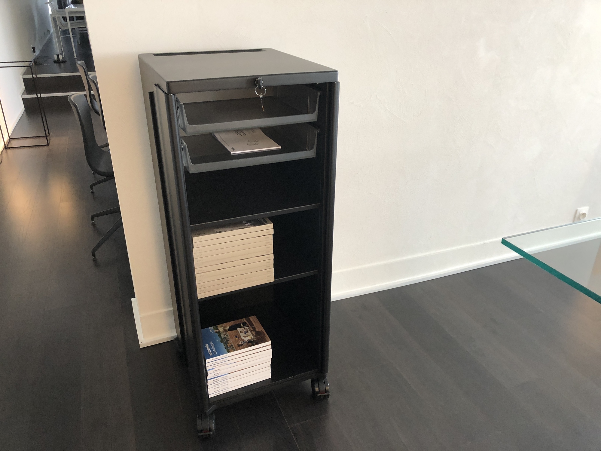 Vitra-Caddy 1,hoog metalen ladenblok zwart met 2 draaideuren