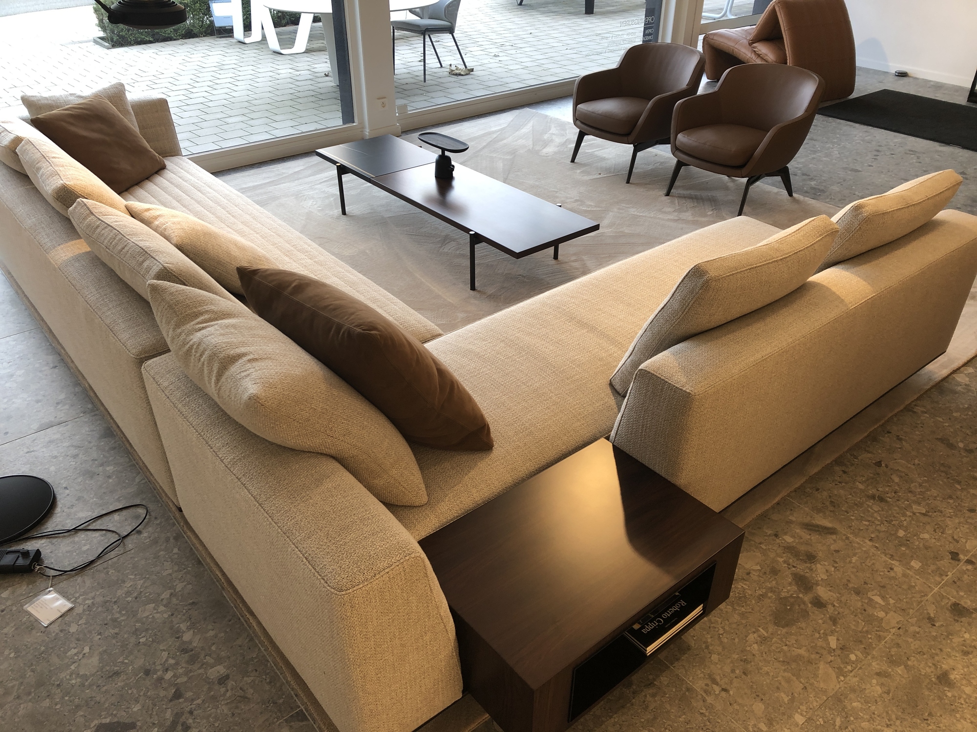Minotti-hoeksalon Roger, inclusief salontafel en hoektafel in palisander