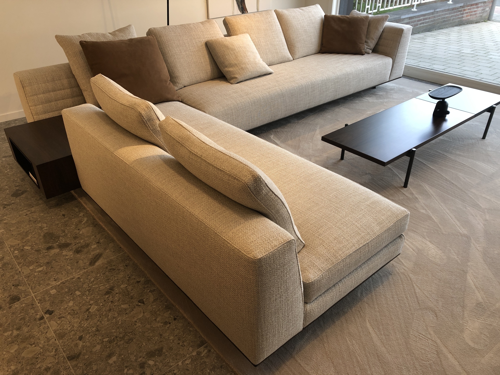 Minotti-hoeksalon Roger, inclusief salontafel en hoektafel in palisander