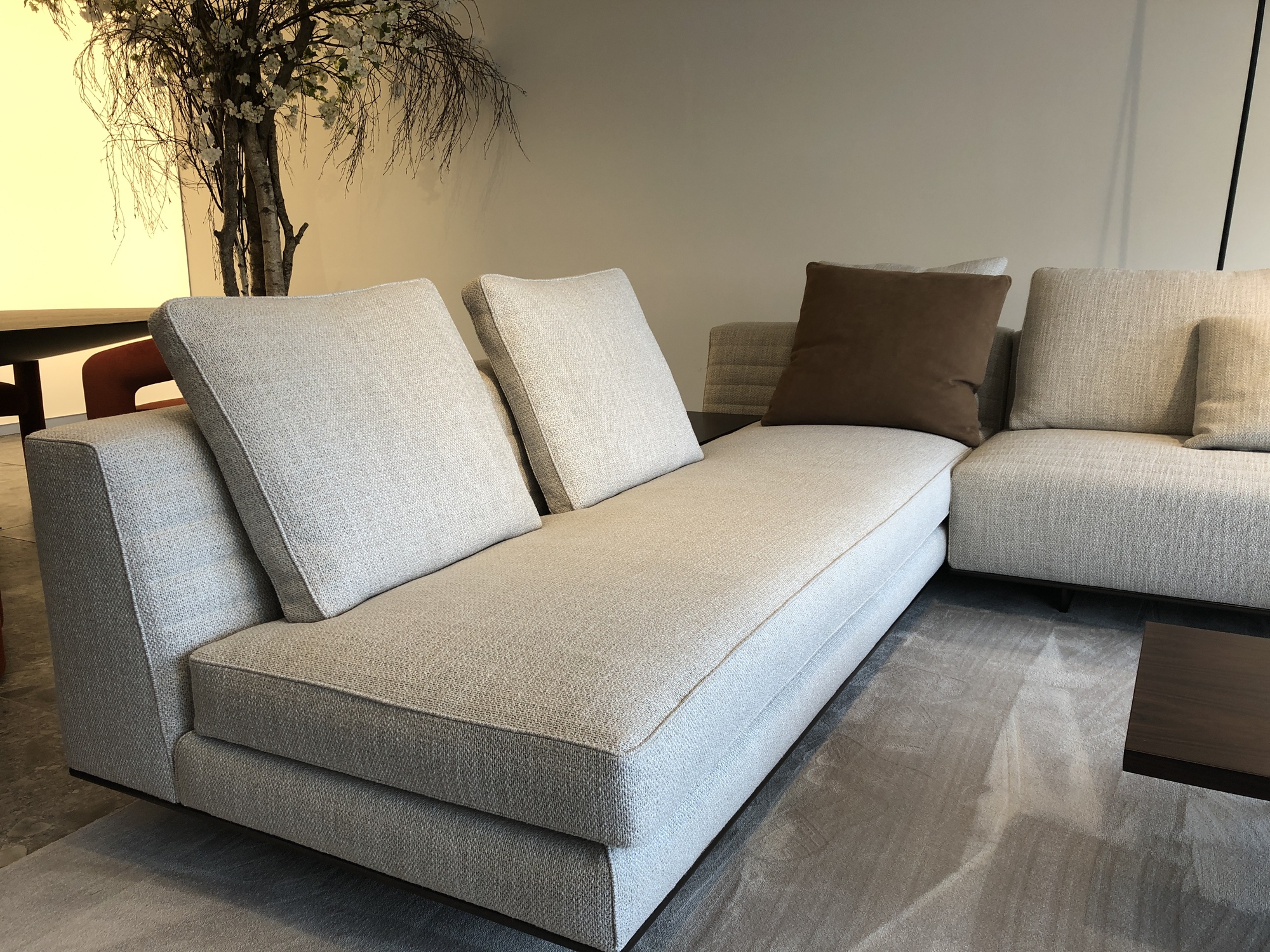 Minotti-hoeksalon Roger, inclusief salontafel en hoektafel in palisander