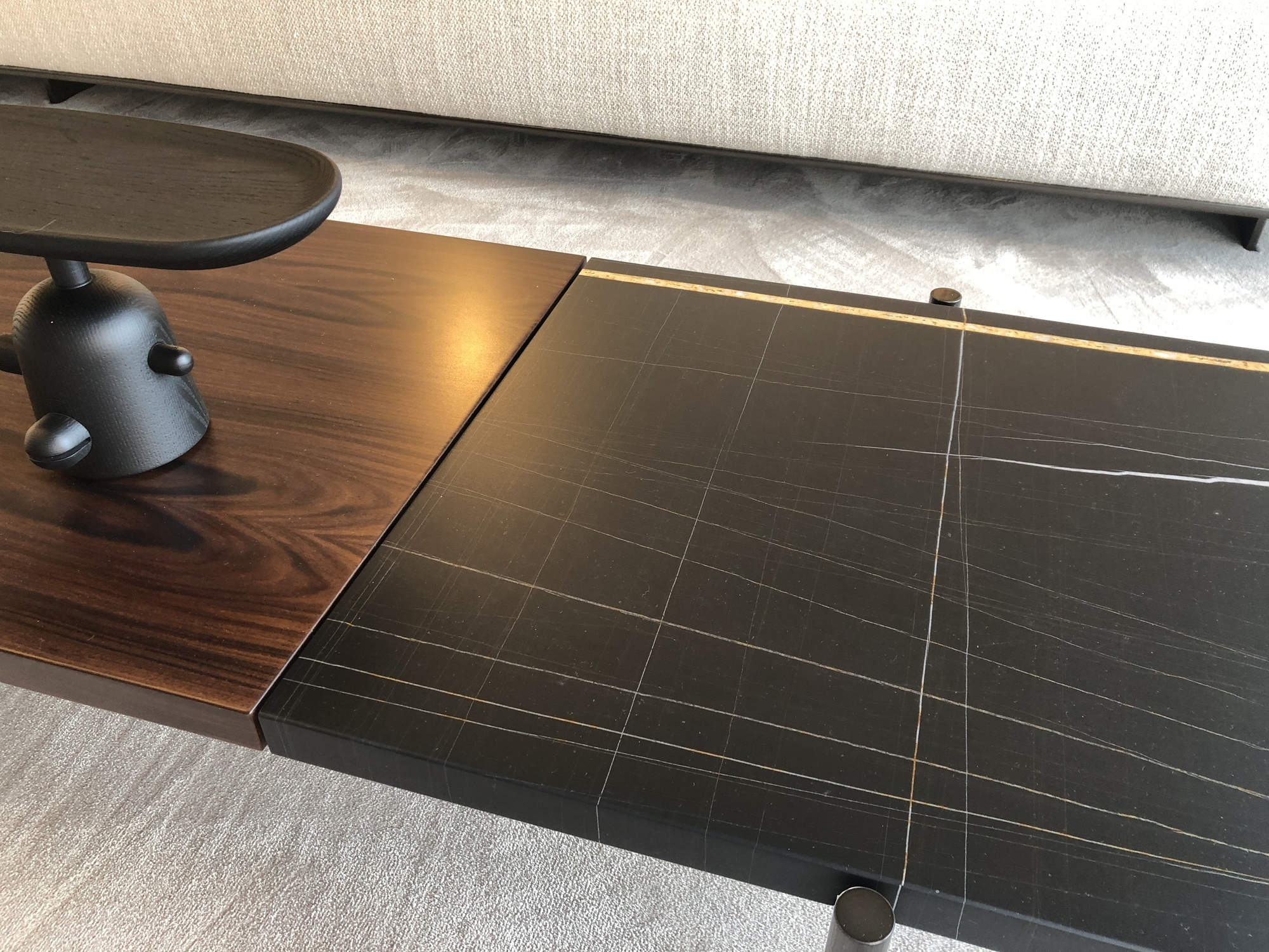 Minotti-hoeksalon Roger, inclusief salontafel en hoektafel in palisander