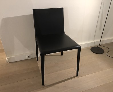 Arper- stoel Norma in zwart leer -60%