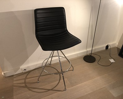 Arper-1 x  barkruk Catifa 46 zwart leer(zithoogte 65cm)  - 60%