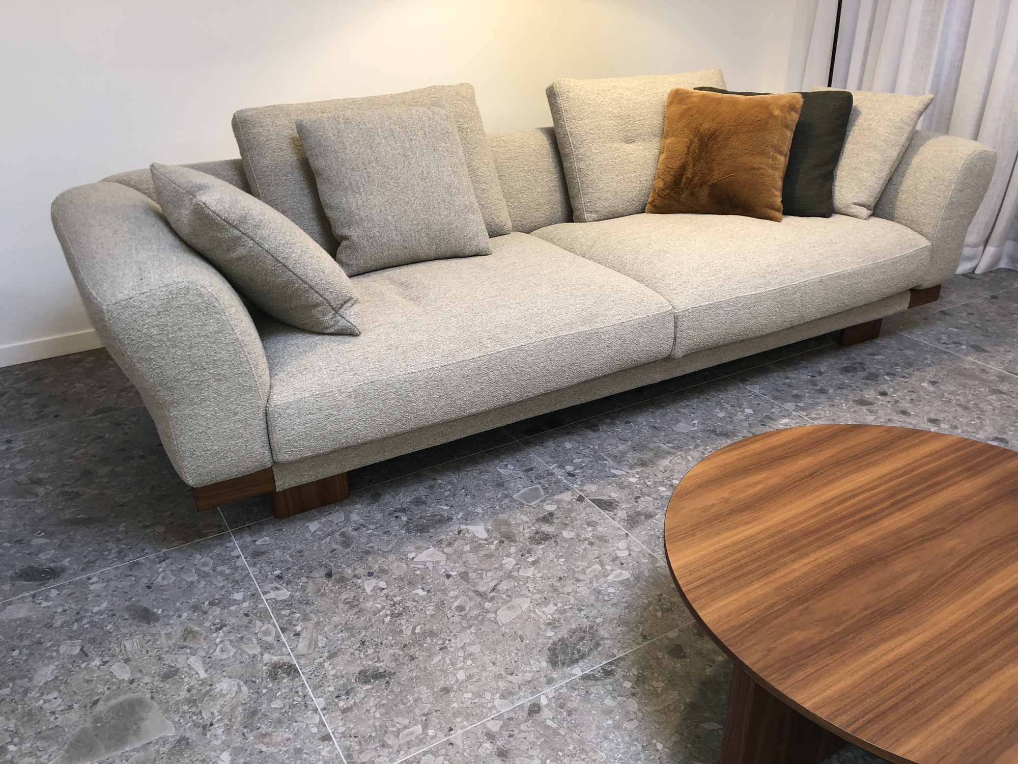 Cassina-3 zit Sengu met 2 ronde salontafels Sengu