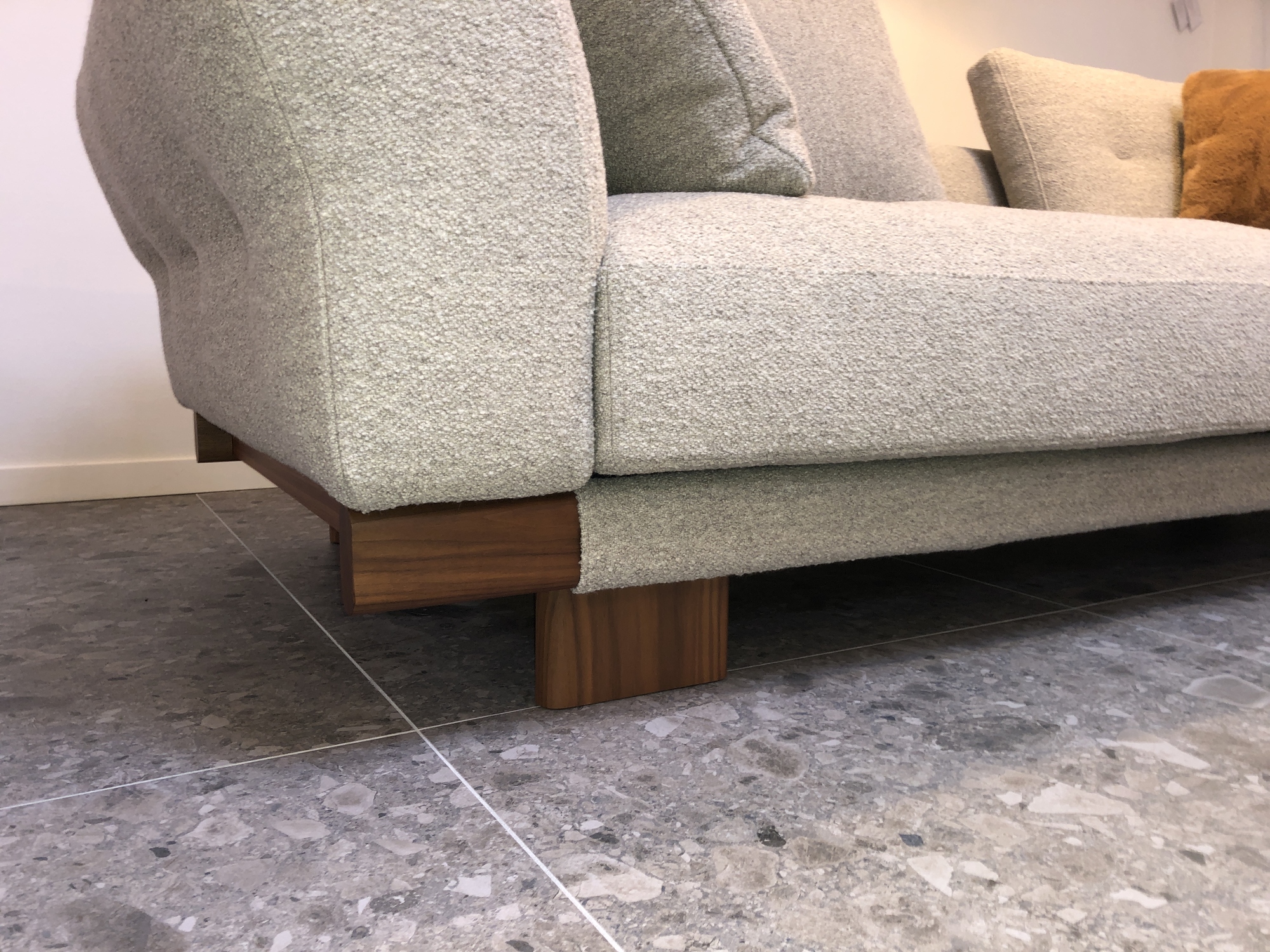 Cassina-3 zit Sengu met 2 ronde salontafels Sengu