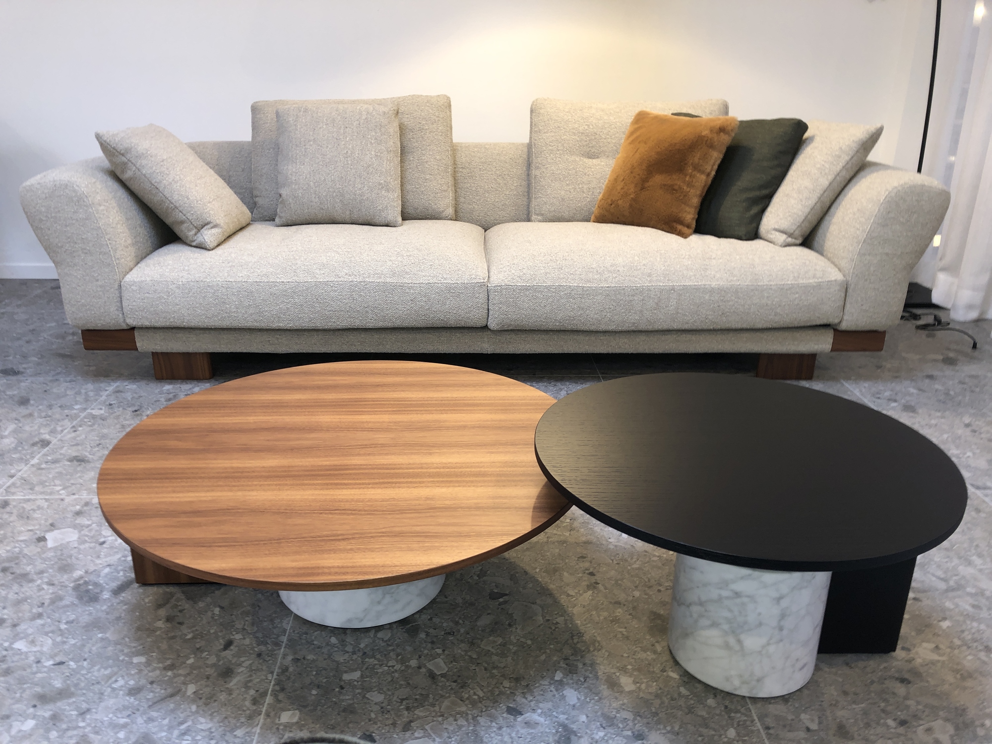 Cassina-3 zit Sengu met 2 ronde salontafels Sengu