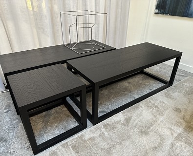 Cassina-een reeks bijzettafels Note, in eik massief zwart