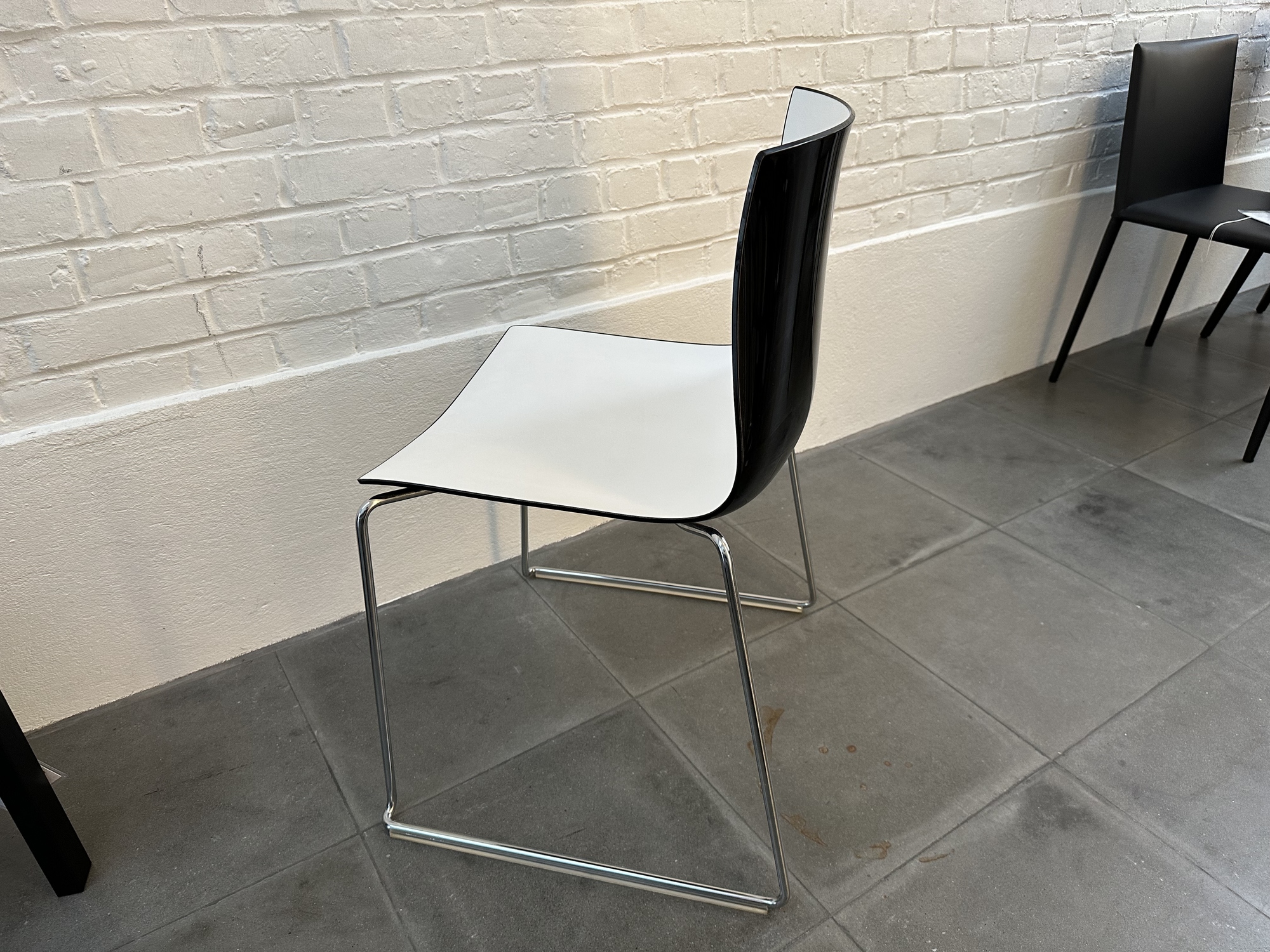 Arper-stoel Catifa 46 schelp wit/zwart