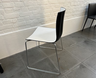 Arper-stoel Catifa 46 schelp wit/zwart -60%