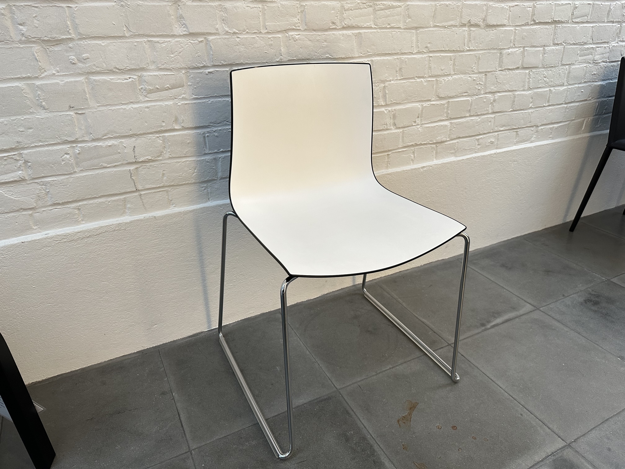 Arper-stoel Catifa 46 schelp wit/zwart