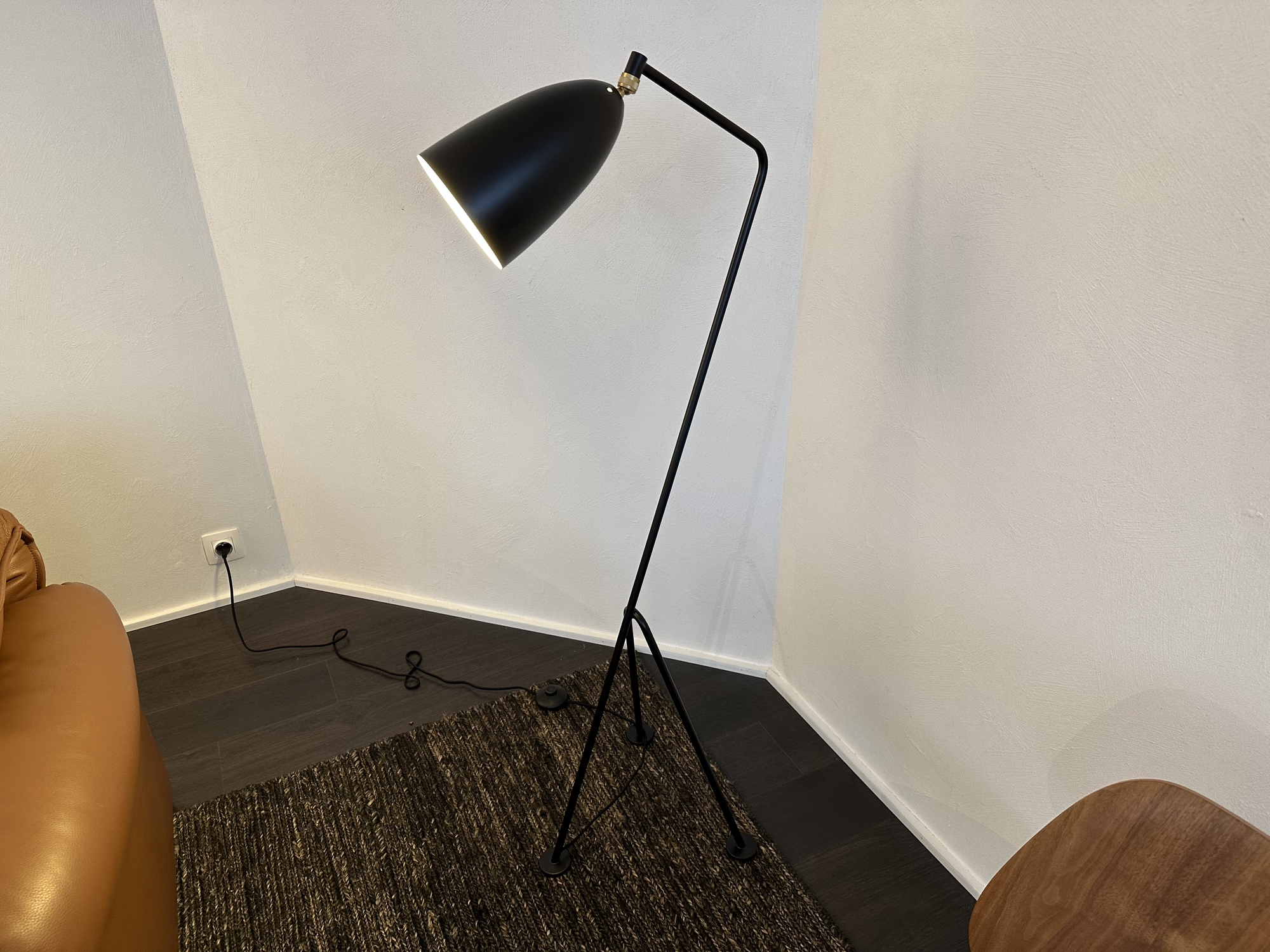 Gubi-floor lamp Grasshoppa black