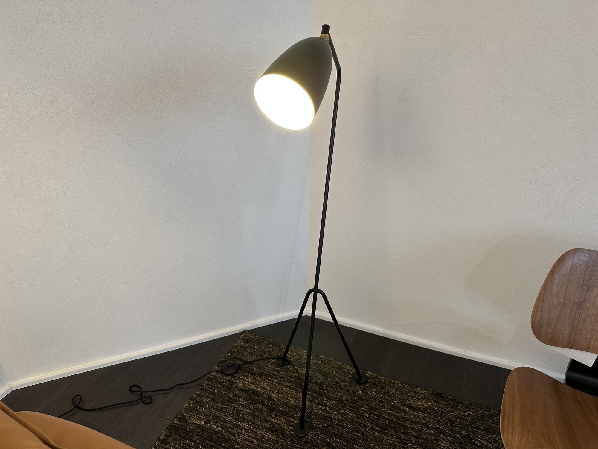 Gubi-floor lamp Grasshoppa black