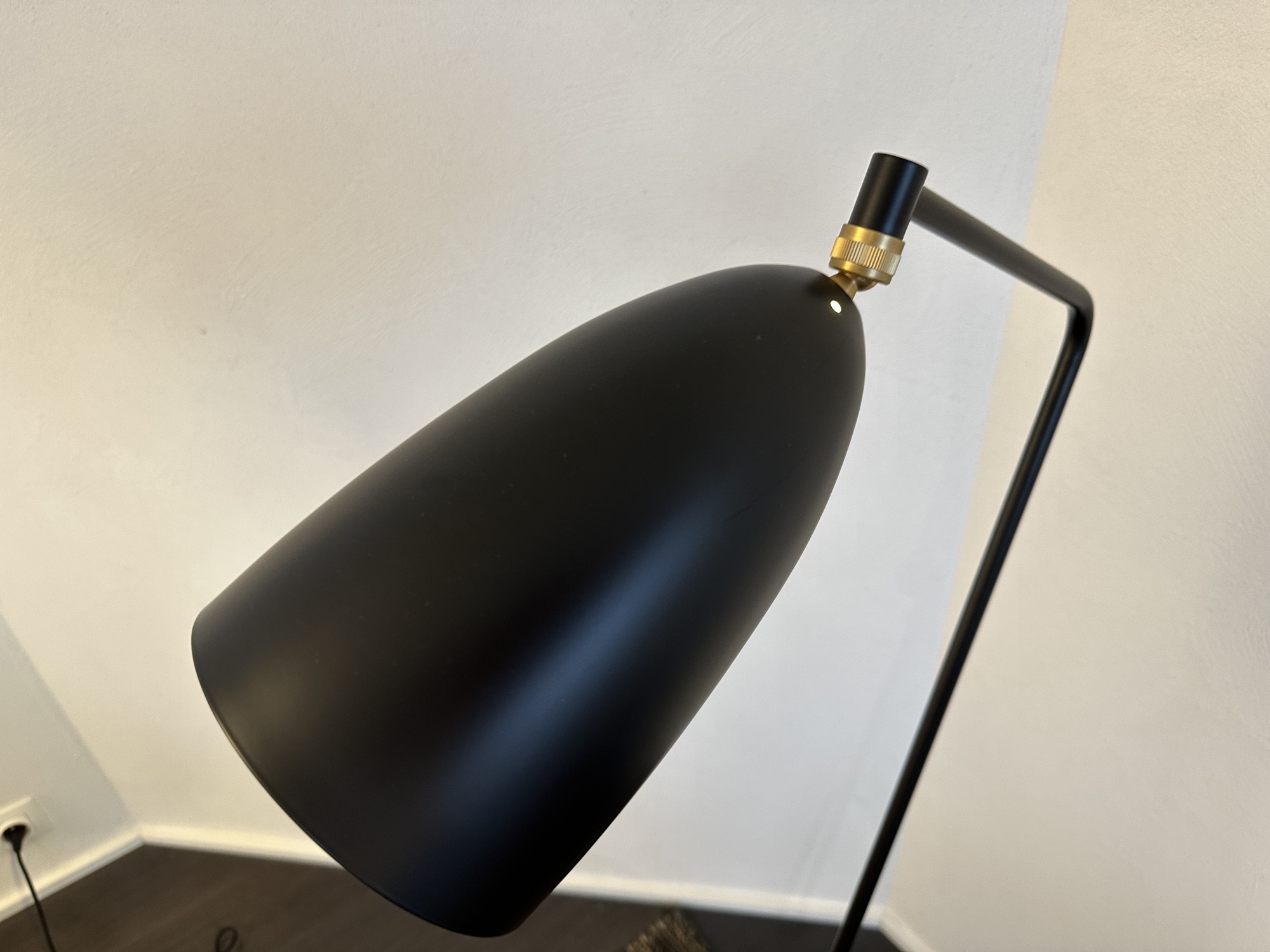 Gubi-floor lamp Grasshoppa black